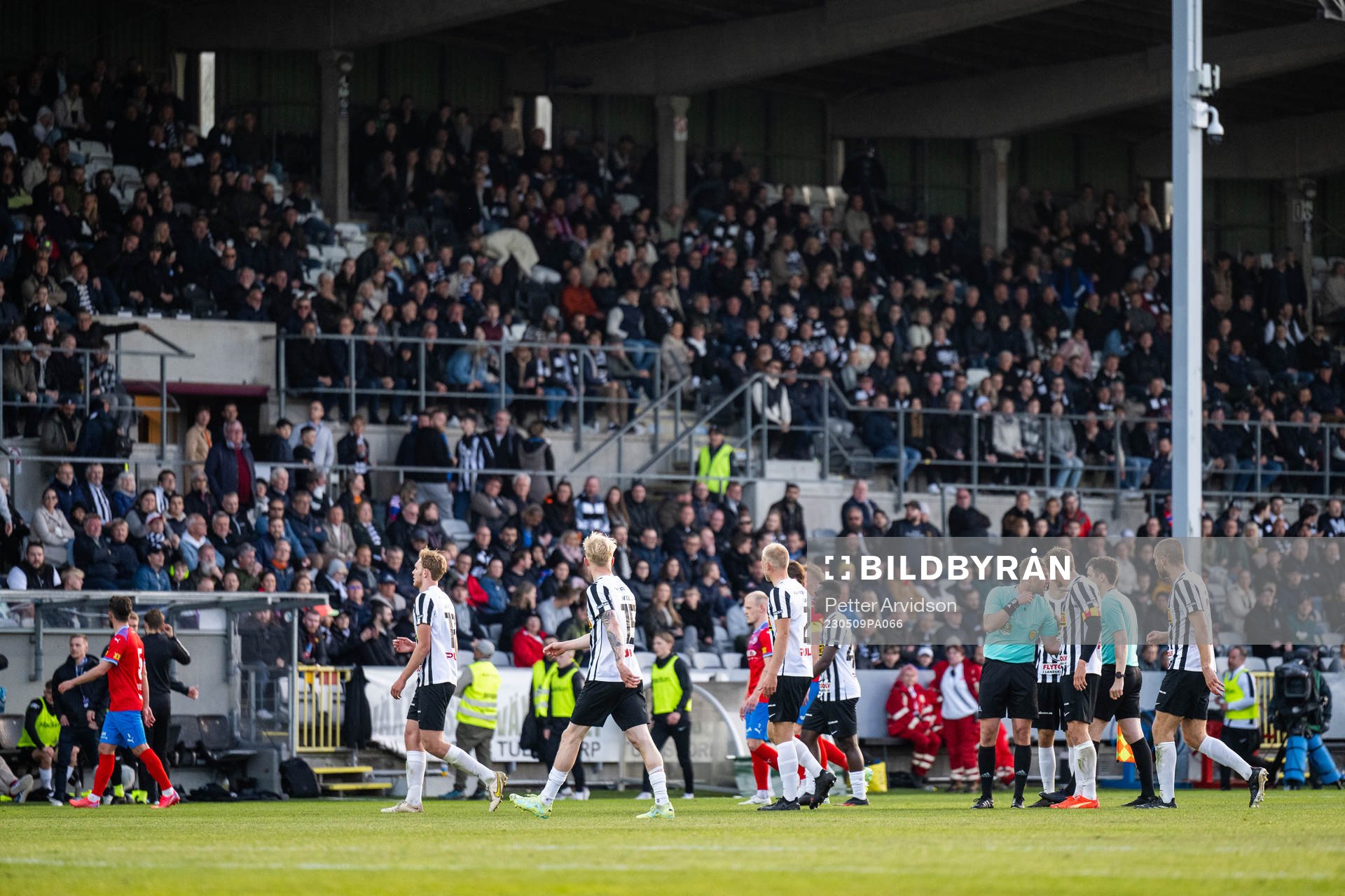 Spelarna lämnar planen