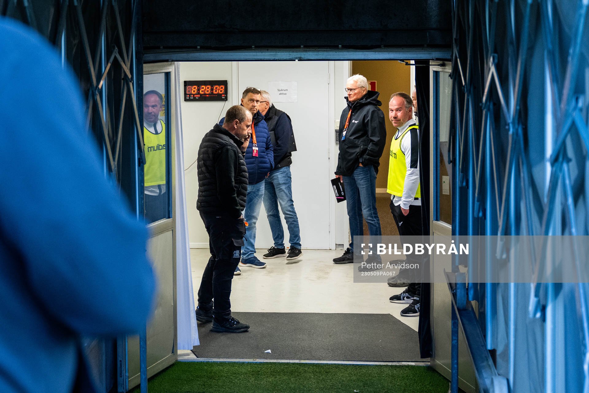 Möte pågår om huruvida matchen ska avbrytas eller inte