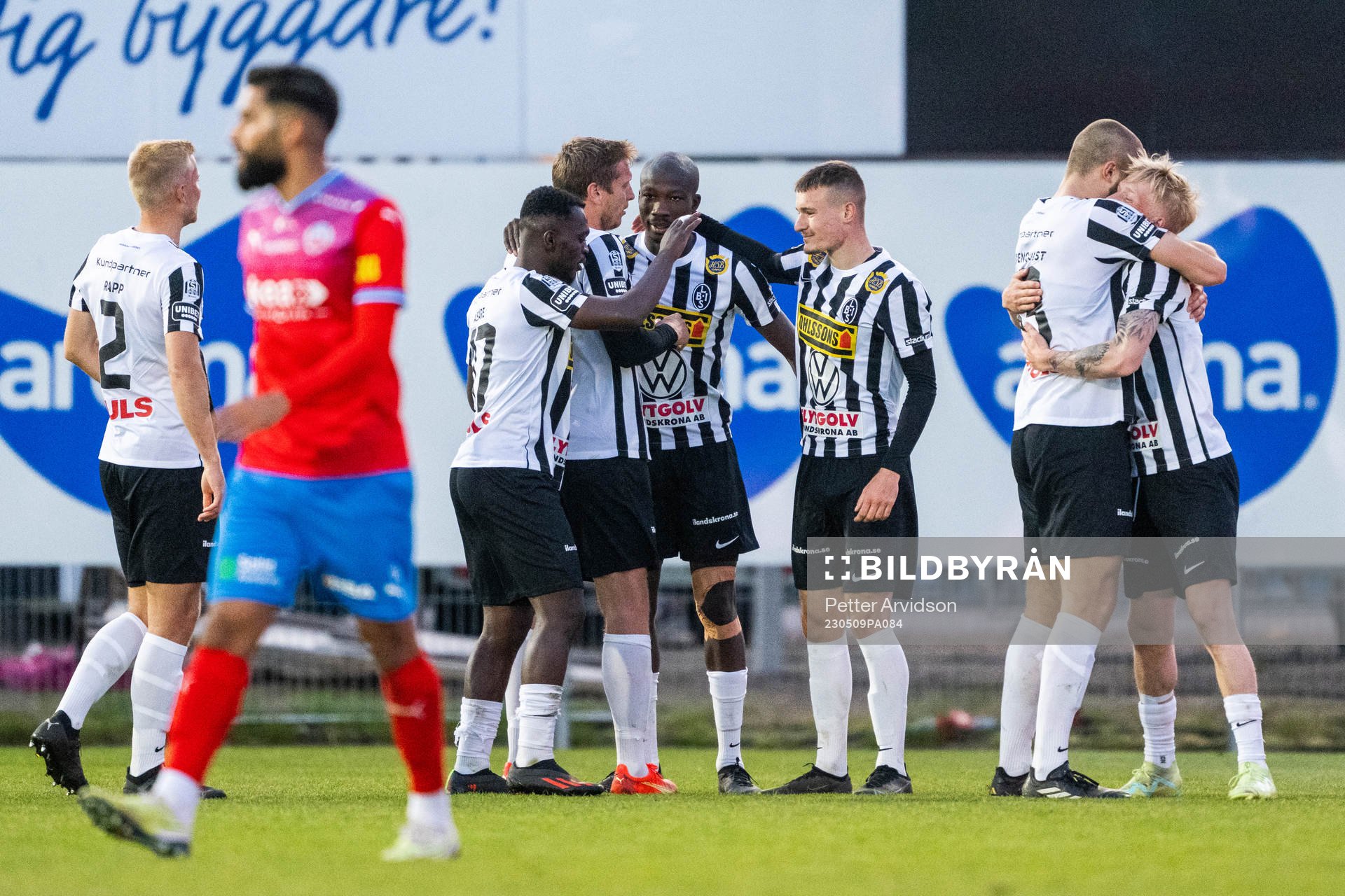 Landskronas Ousmane Diawara jublar med lagkamrater