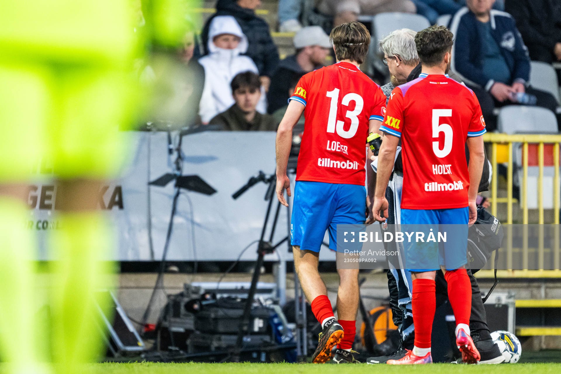 Helsingborgs Wilhelm Loeper har ont under fotbollsmatchen i Superettan mellan Landskrona och Helsingborg den 9 maj 2023 i Landskrona.