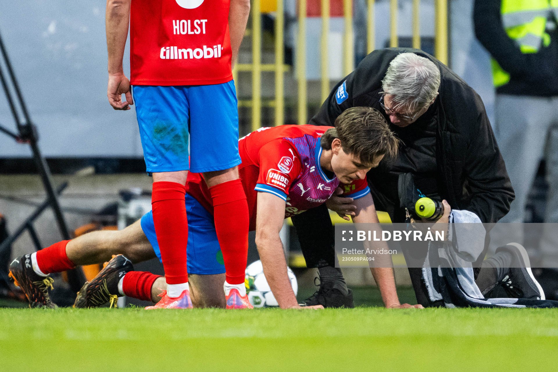 Helsingborgs Wilhelm Loeper har ont under fotbollsmatchen i Superettan mellan Landskrona och Helsingborg den 9 maj 2023 i Landskrona.