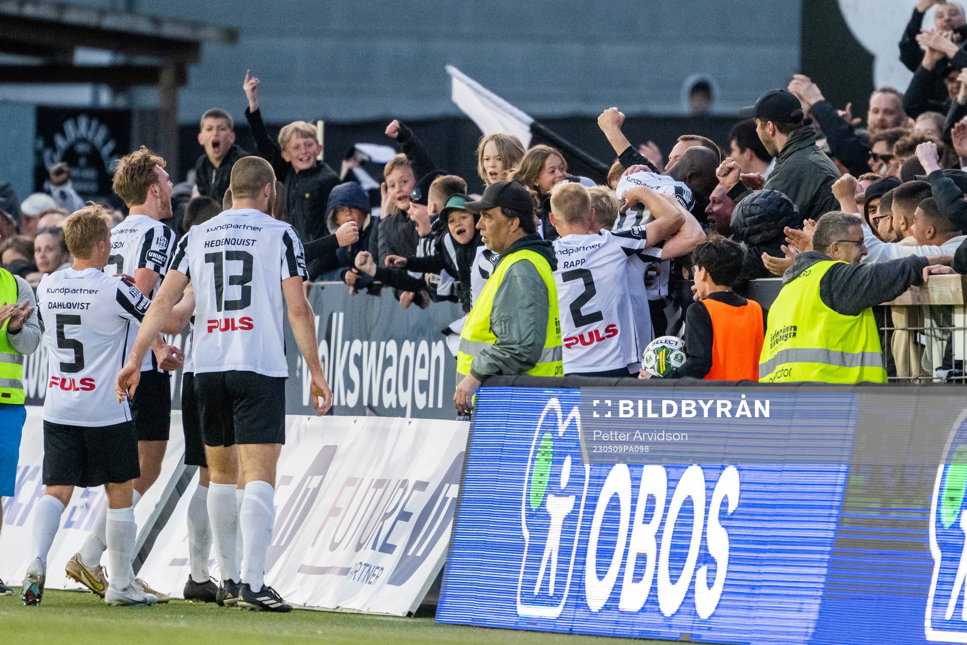Landskronas Ousmane Diawara jublar med supportrar