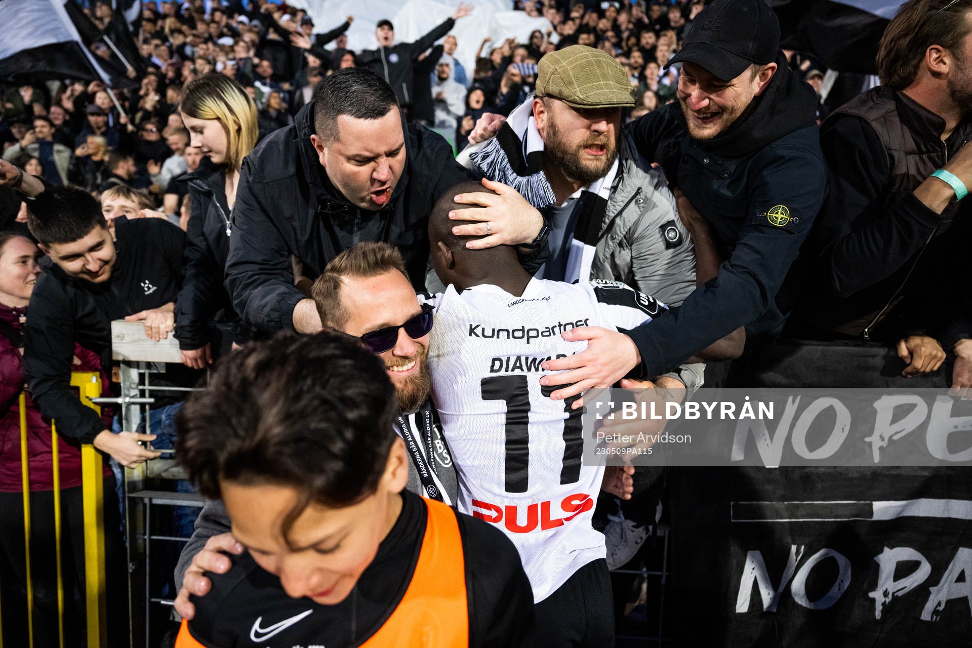 Landskronas Ousmane Diawara jublar med supportrar