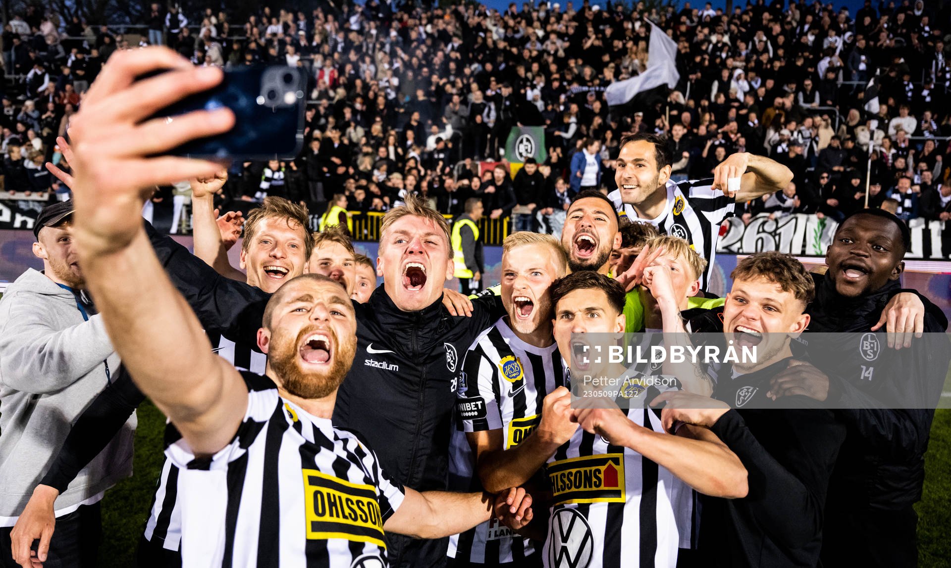 Landskronas spelare jublar efter fotbollsmatchen i Superettan mellan Landskrona och Helsingborg den 9 maj 2023 i Landskrona. 