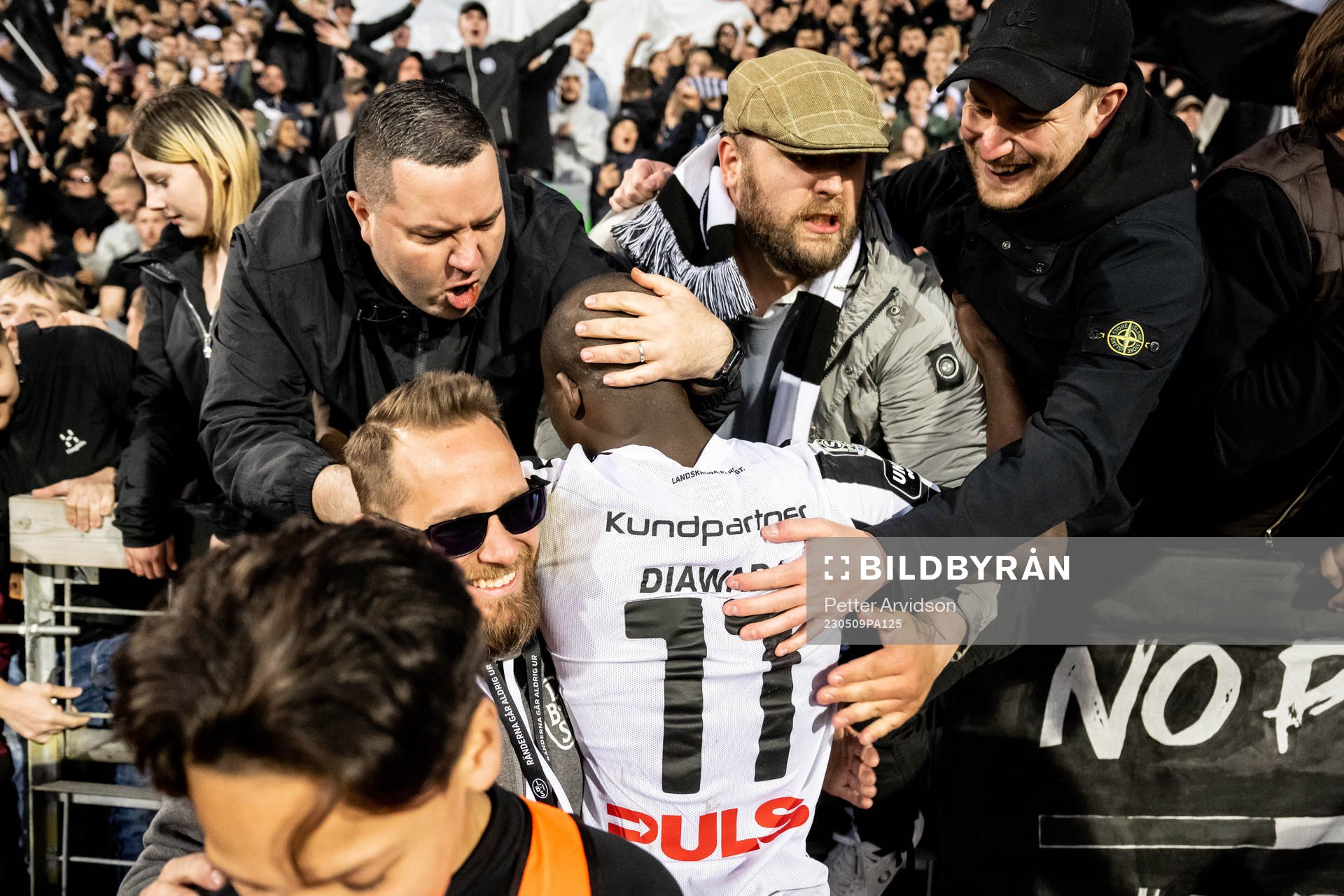 Landskronas Ousmane Diawara jublar med supportrar