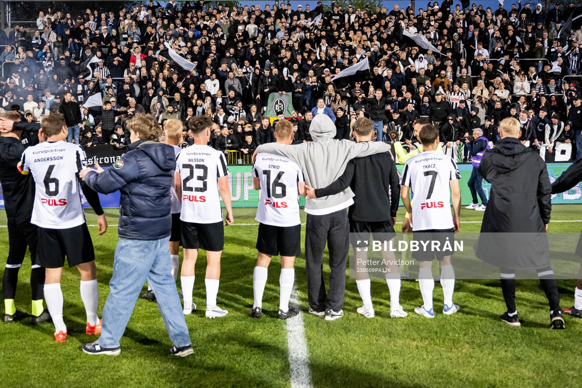 Landskronas spelare jublar med sina supportrar