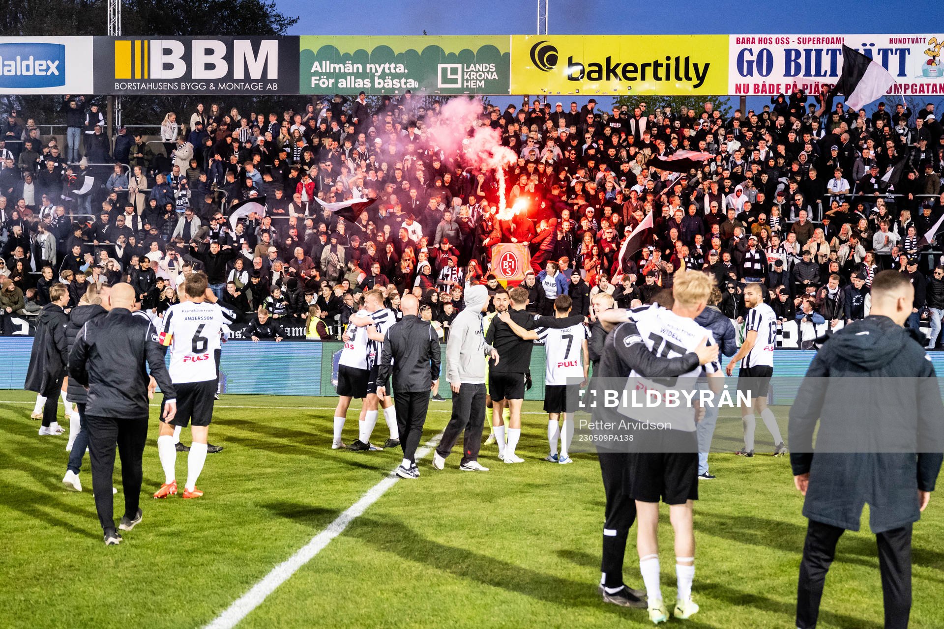 Landskronas spelare och supportrar jublar
