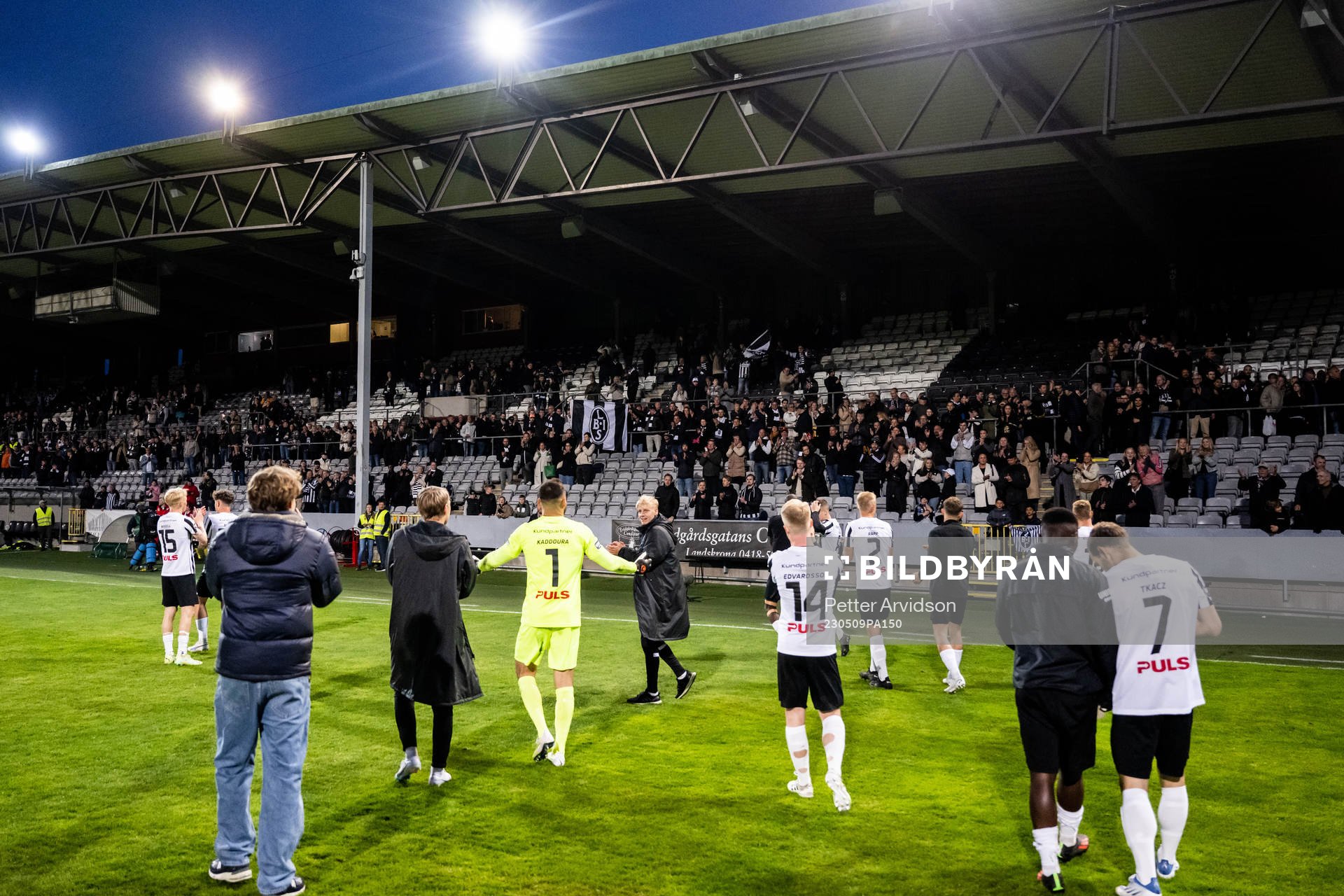 Landskronas spelare tackar sina supportrar