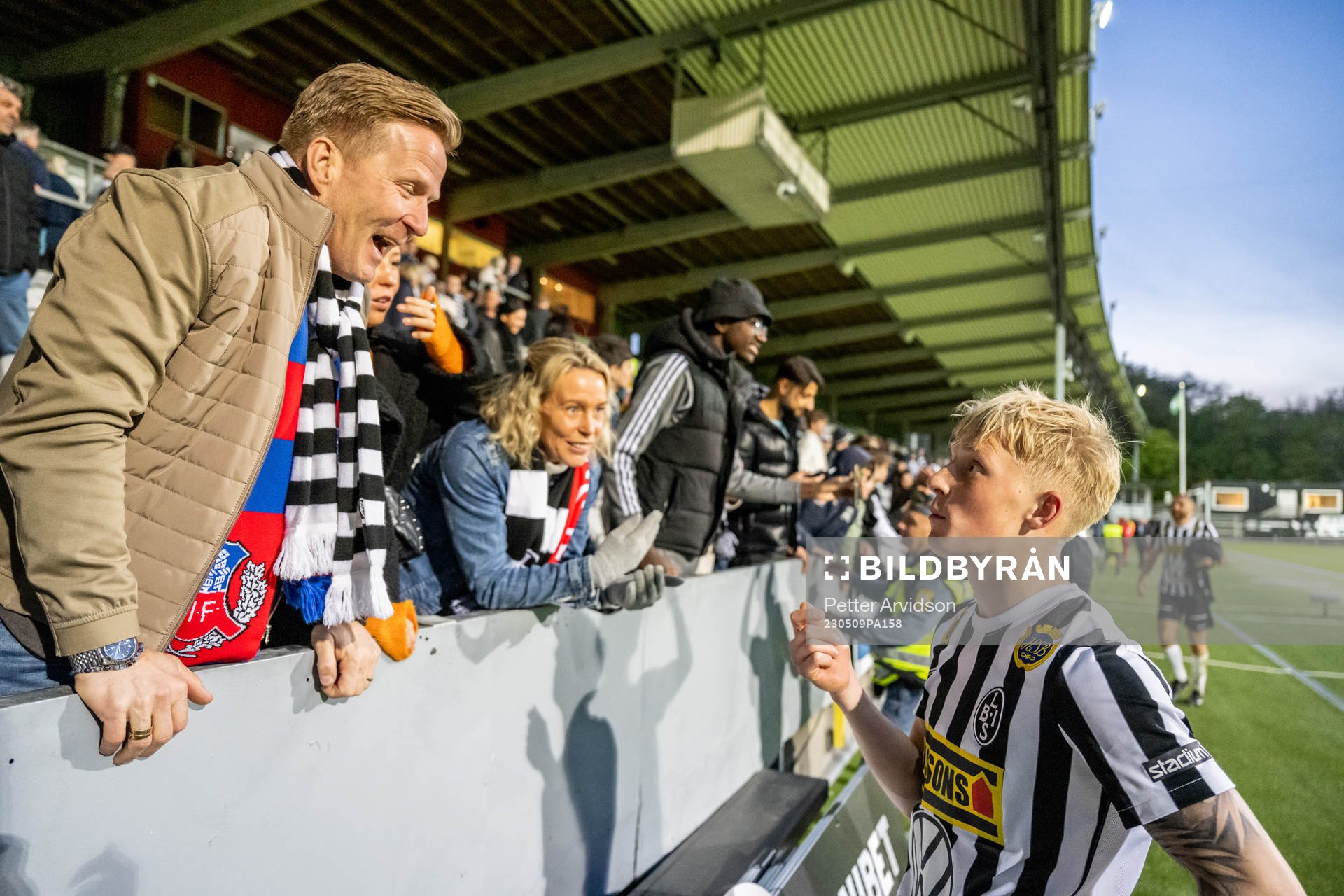 Landskronas Melker Widell pratar med sina föräldrar Mikael och Linda och syster Maja fotbollsmatchen i Superettan mellan Landskrona och Helsingborg den 9 maj 2023 i Landskrona.