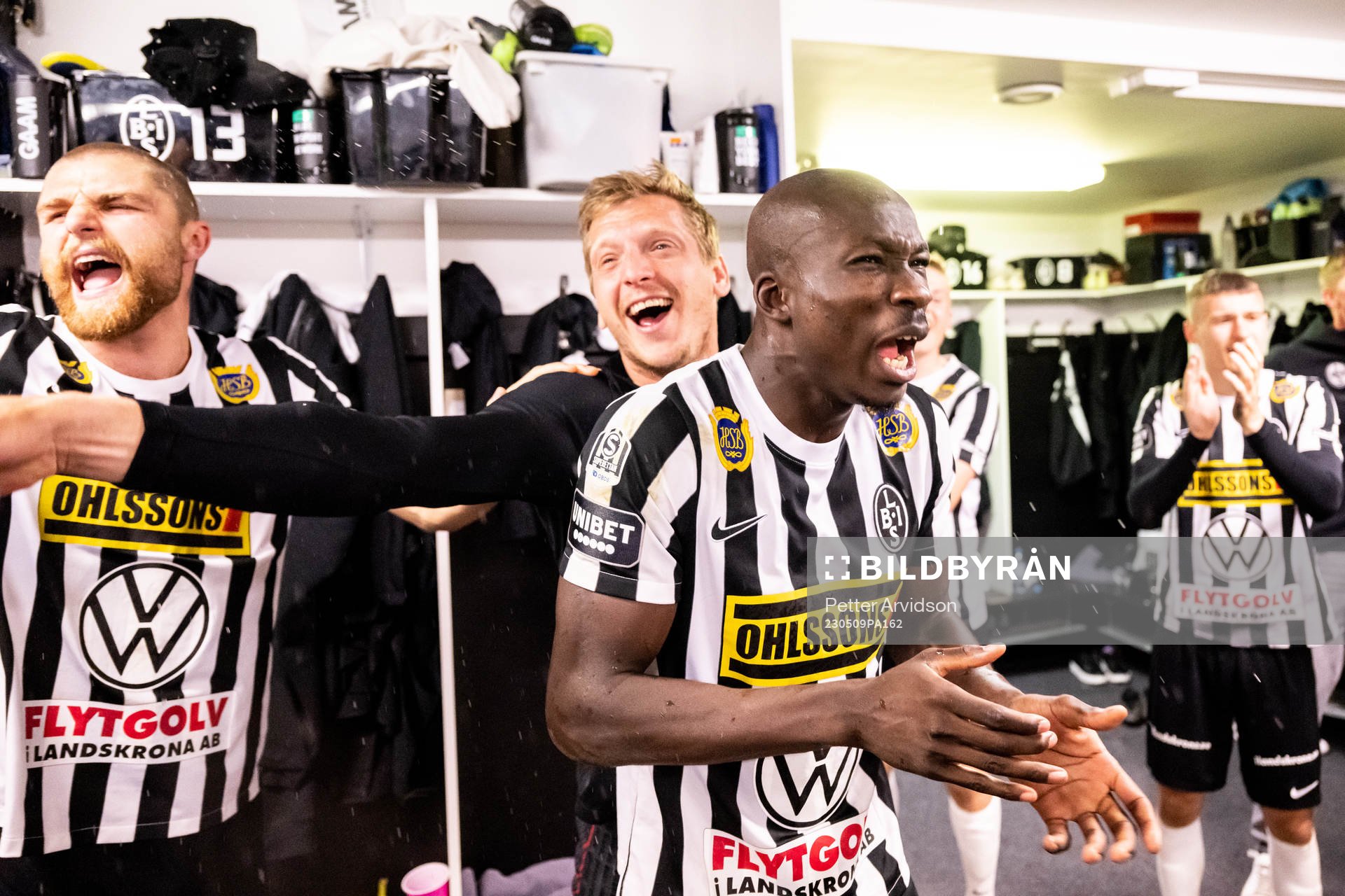 Landskronas Philip Andersson och Ousmane Diawara jublar i omklädningsrummet efter fotbollsmatchen i Superettan mellan Landskrona och Helsingborg den 9 maj 2023 i Landskrona.