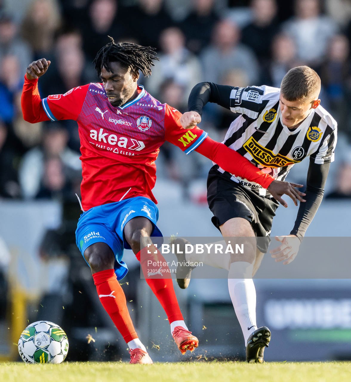 Helsingborgs Benjamin Acquah och Landskronas Robin Dzabic