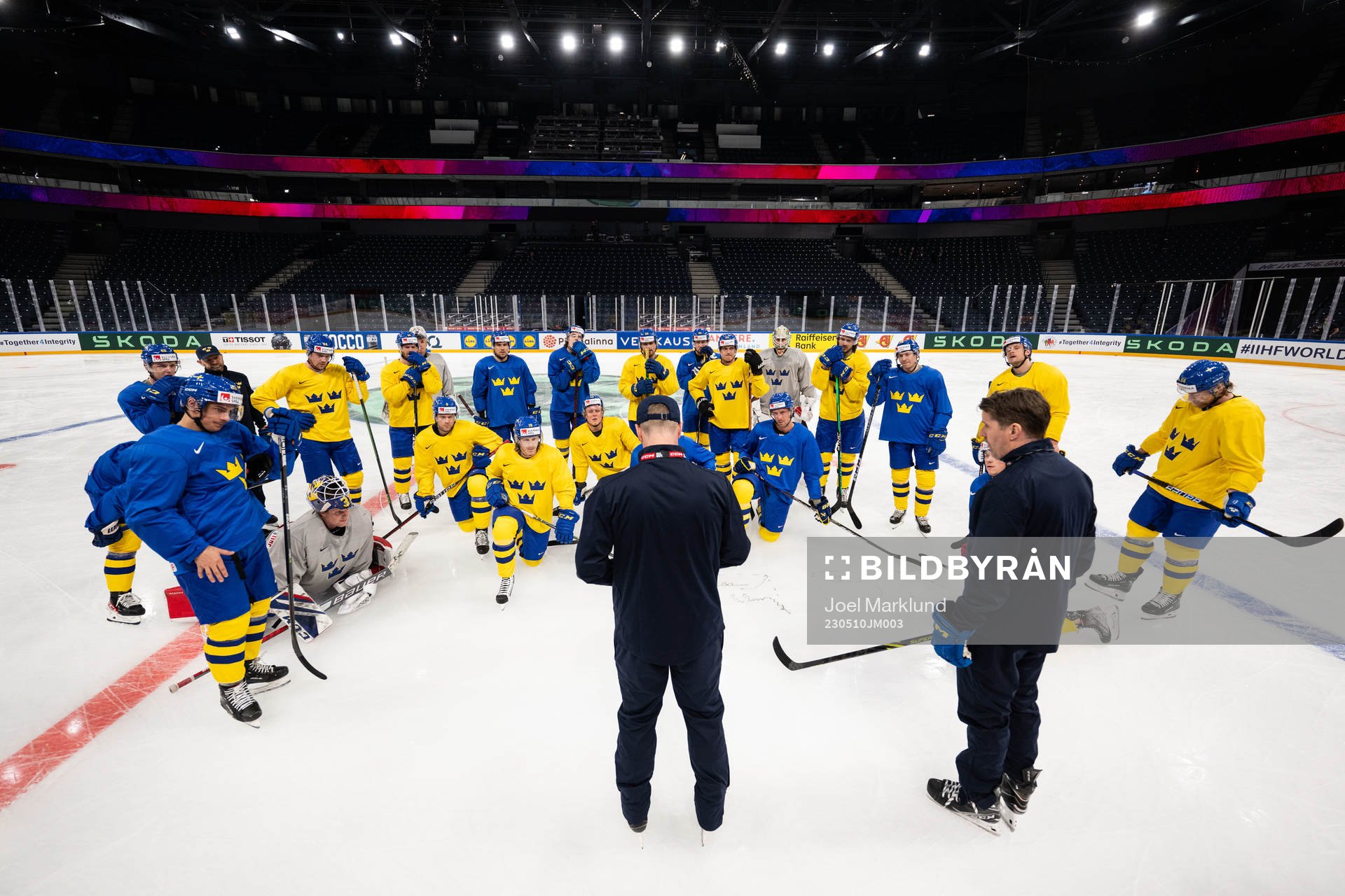 Players of Sweden listens to assistant coach Nicklas Rahm