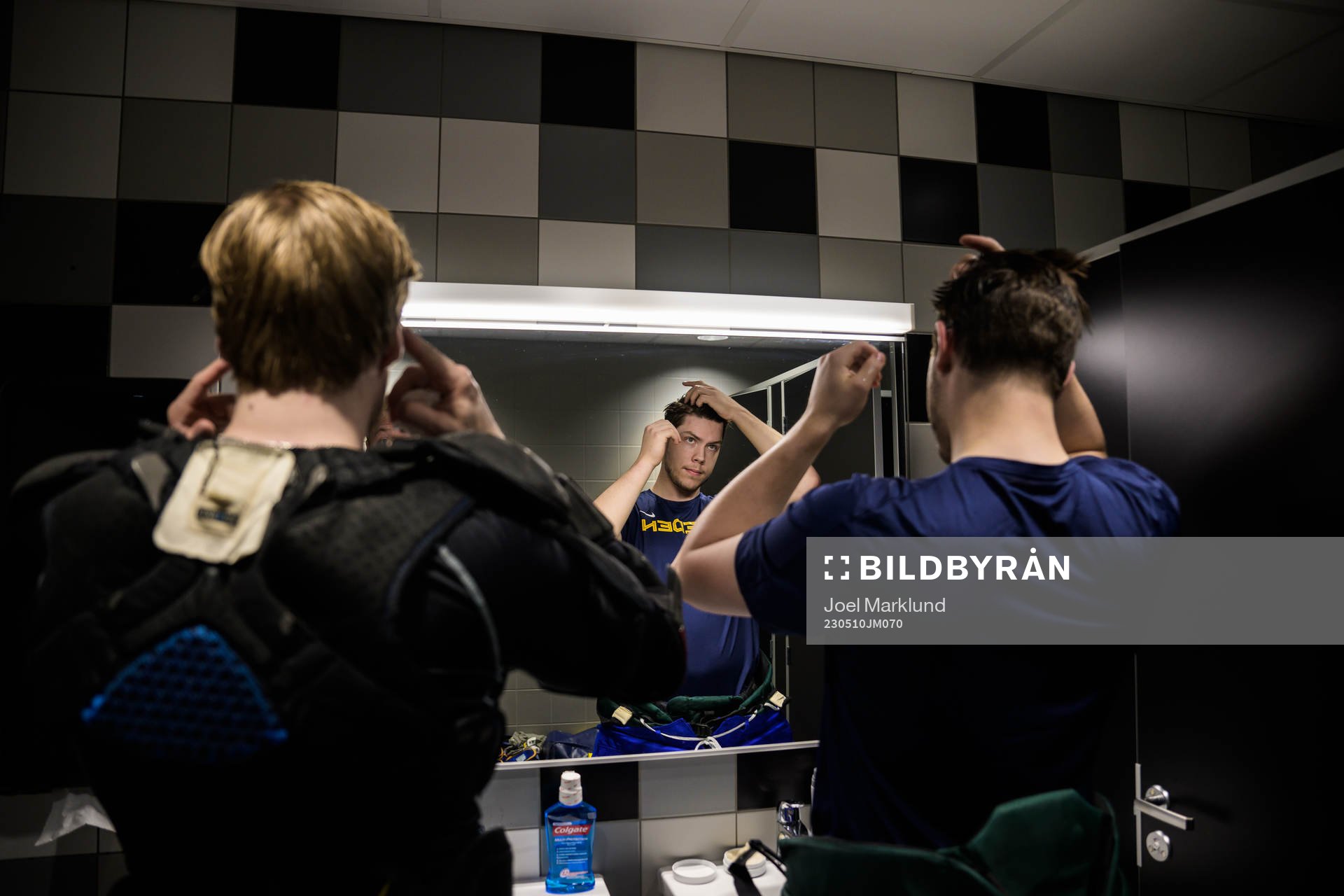 Alexander Nylander and goaltender Jesper Wallstedt of