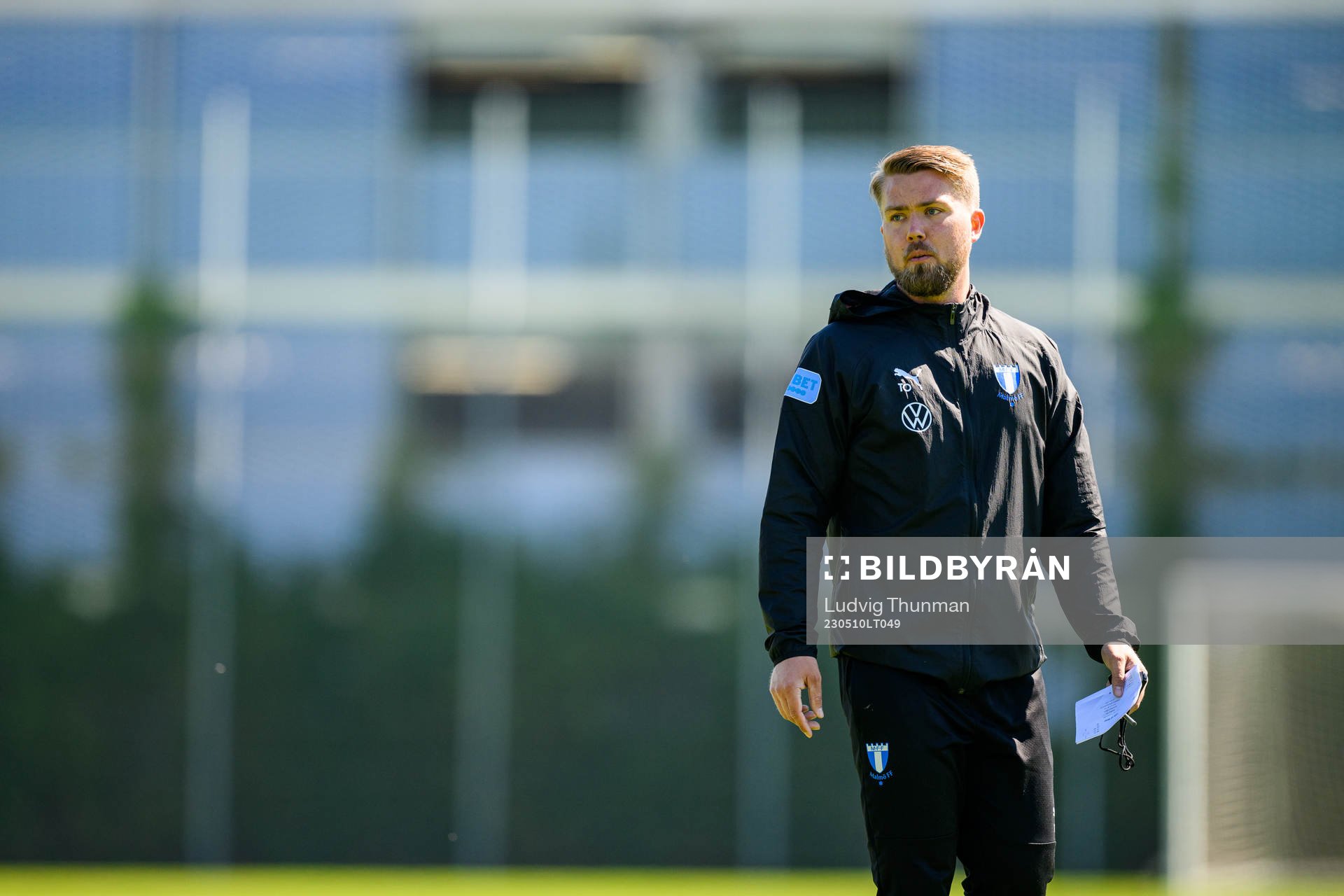 Assisterande tränare Theodor Olsson under en träning med Malmö FF den 10 maj 2023 i Malmö. 