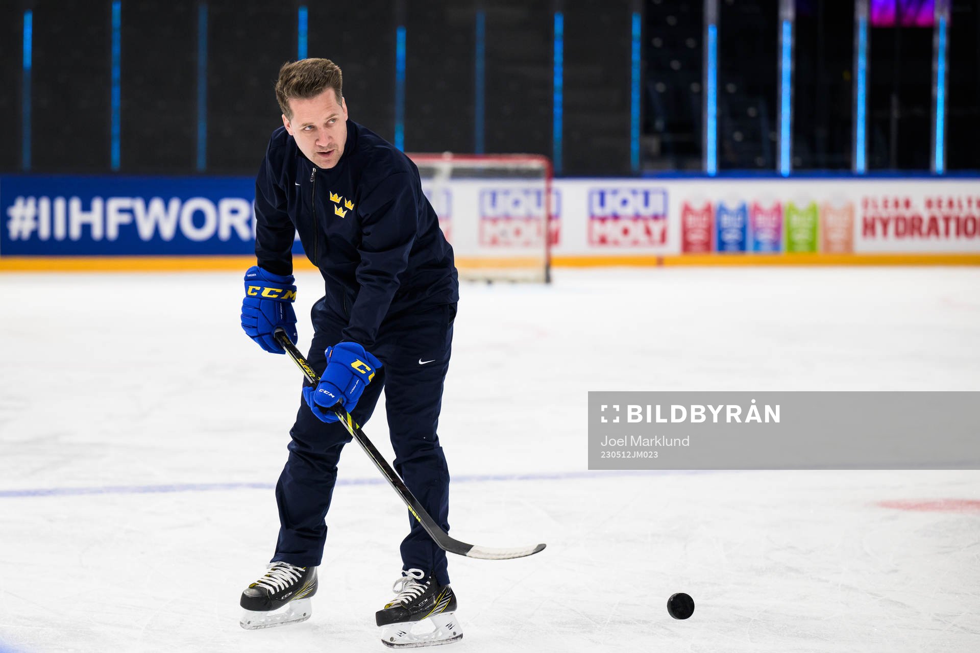 Head coach Sam Hallam of Sweden at a practice session