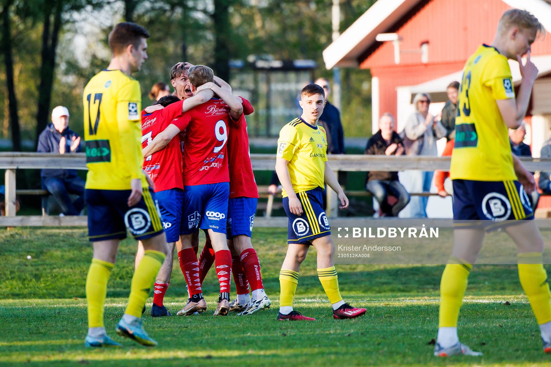 Tvååkers spelare jublar