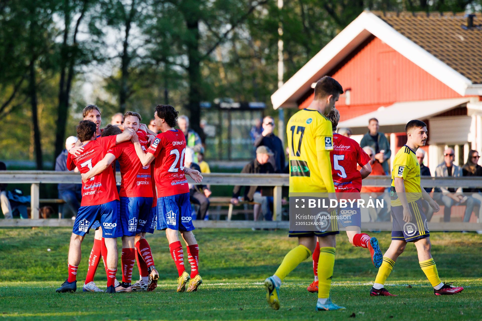 Tvååkers spelare jublar