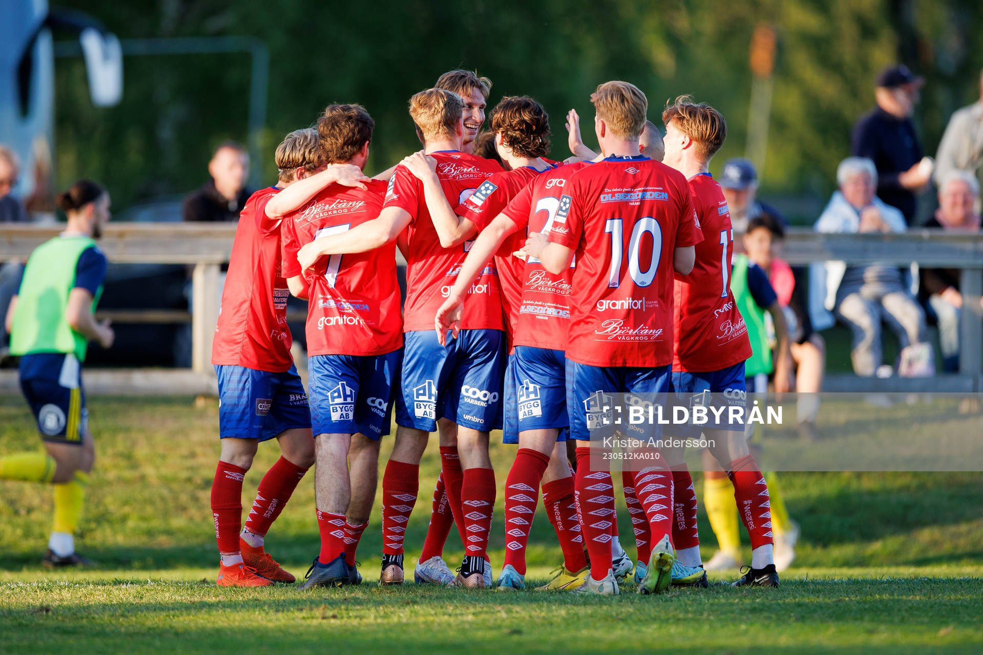 Tvååkers spelare jublar