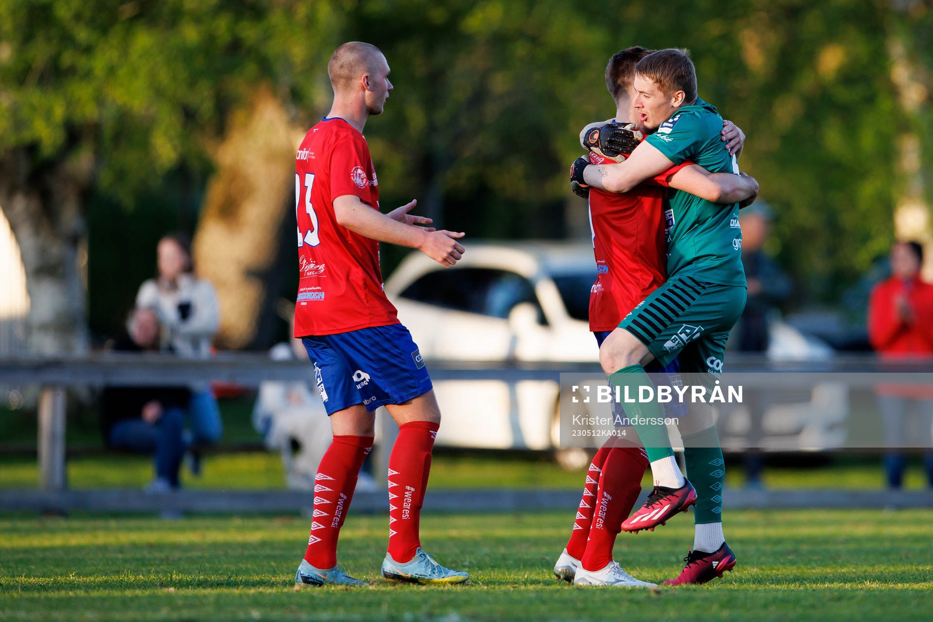 Tvååkers målvakt Tim Svensson Lillvik jublar med Johan Andersson och Nils Bertilsson efter fotbollsmatchen i Ettan södra mellan Tvååker och Ängelholm den 12 maj 2023 i Tvååker.