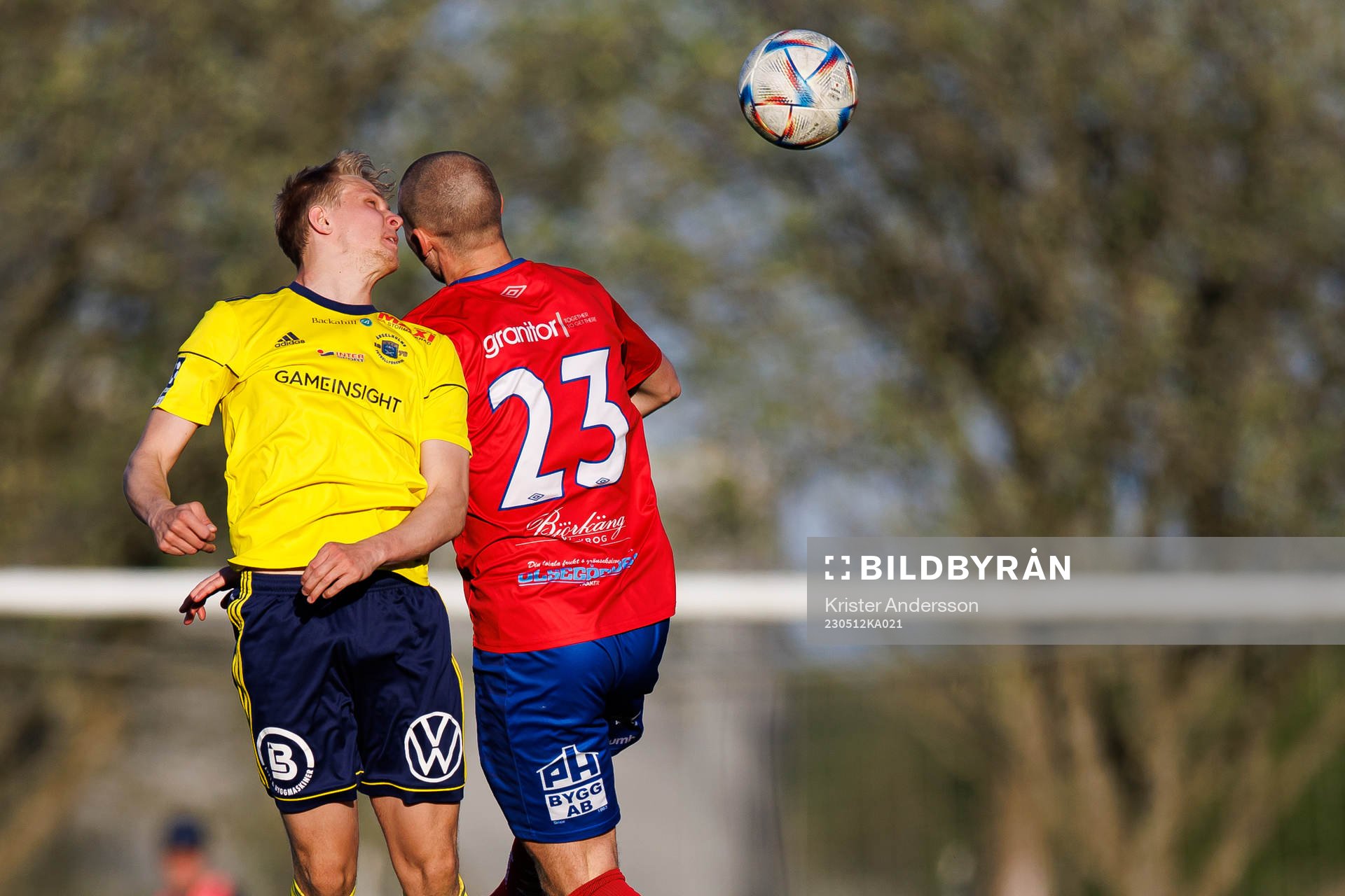 Ängelholms Tim Amilon Persson och Tvååkers Nils Bertilsson under fotbollsmatchen i Ettan södra mellan Tvååker och Ängelholm den 12 maj 2023 i Tvååker.