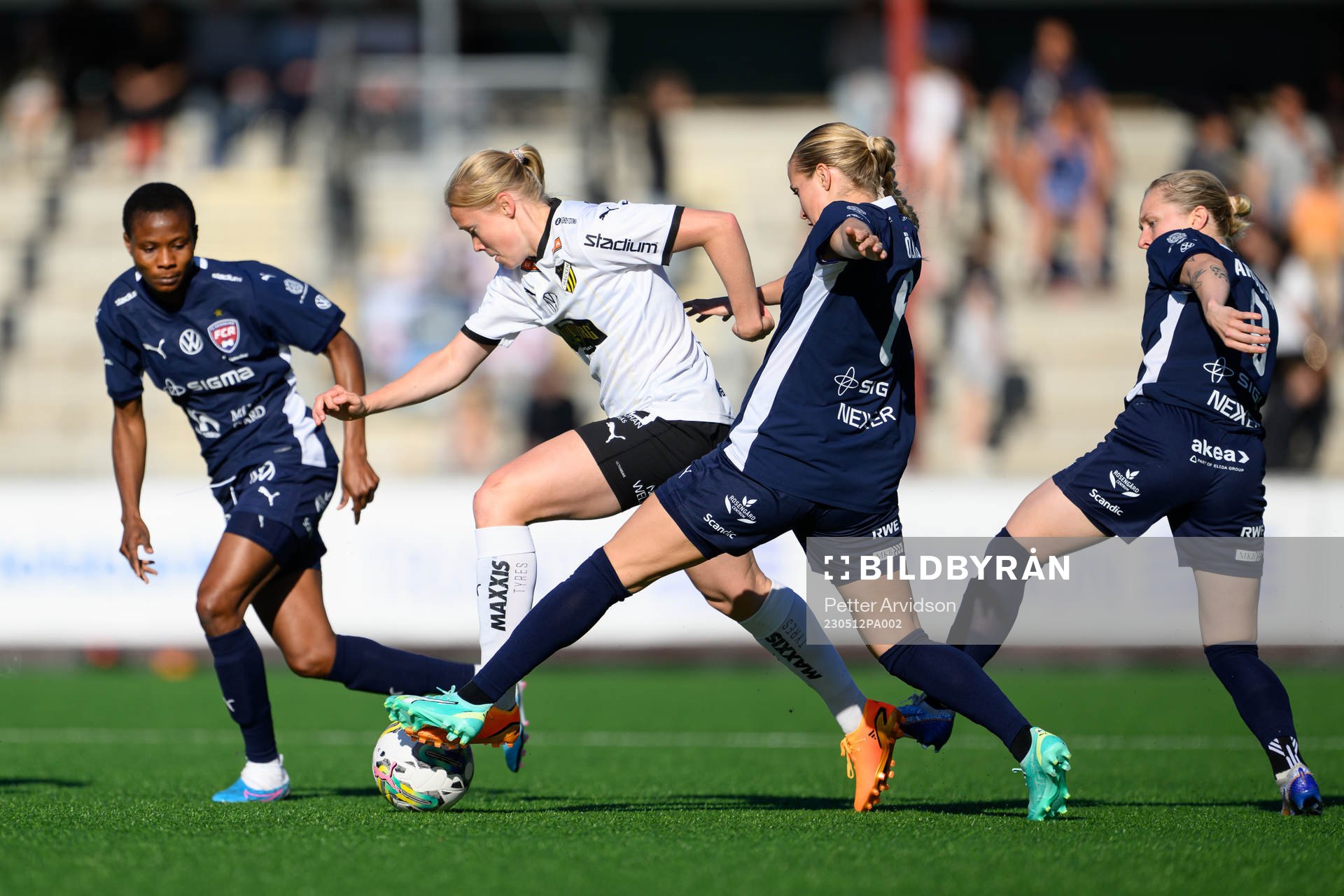 Häckens Julie Blakstad och FC Rosengårds Halimatu Ibrahim