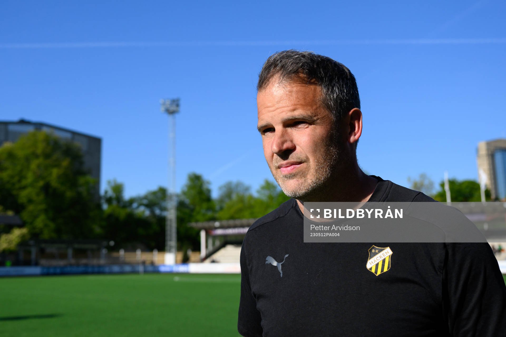 Häckens tränare Robert Vilahamn innan fotbollsmatchen i