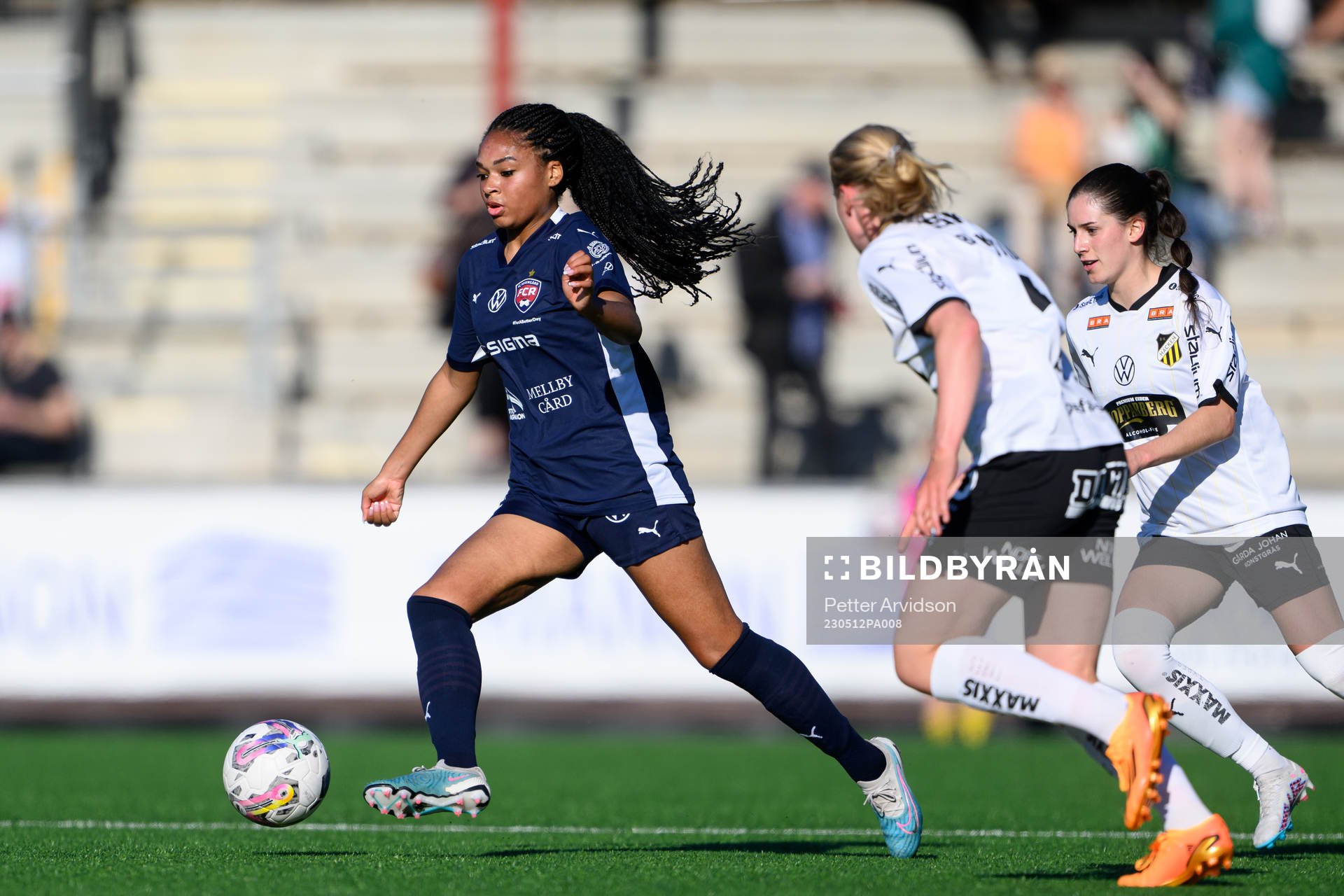 FC Rosengårds Isabella Obaze och Häckens Clarissa Larisey