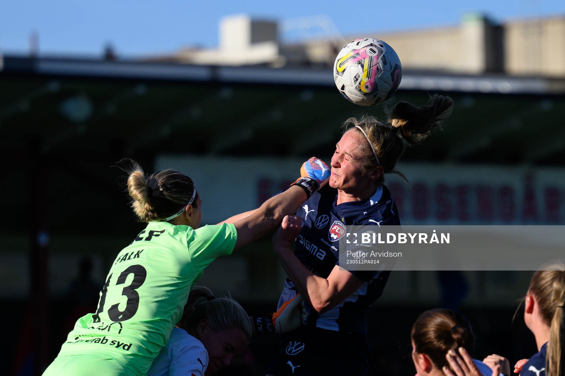 Häckens målvakt Jennifer Falk och FC Rosengårds Karin