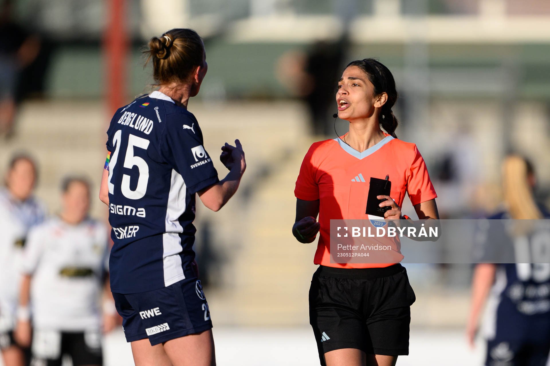 FC Rosengårds Emma Berglund pratar med domare Maral Mirzai