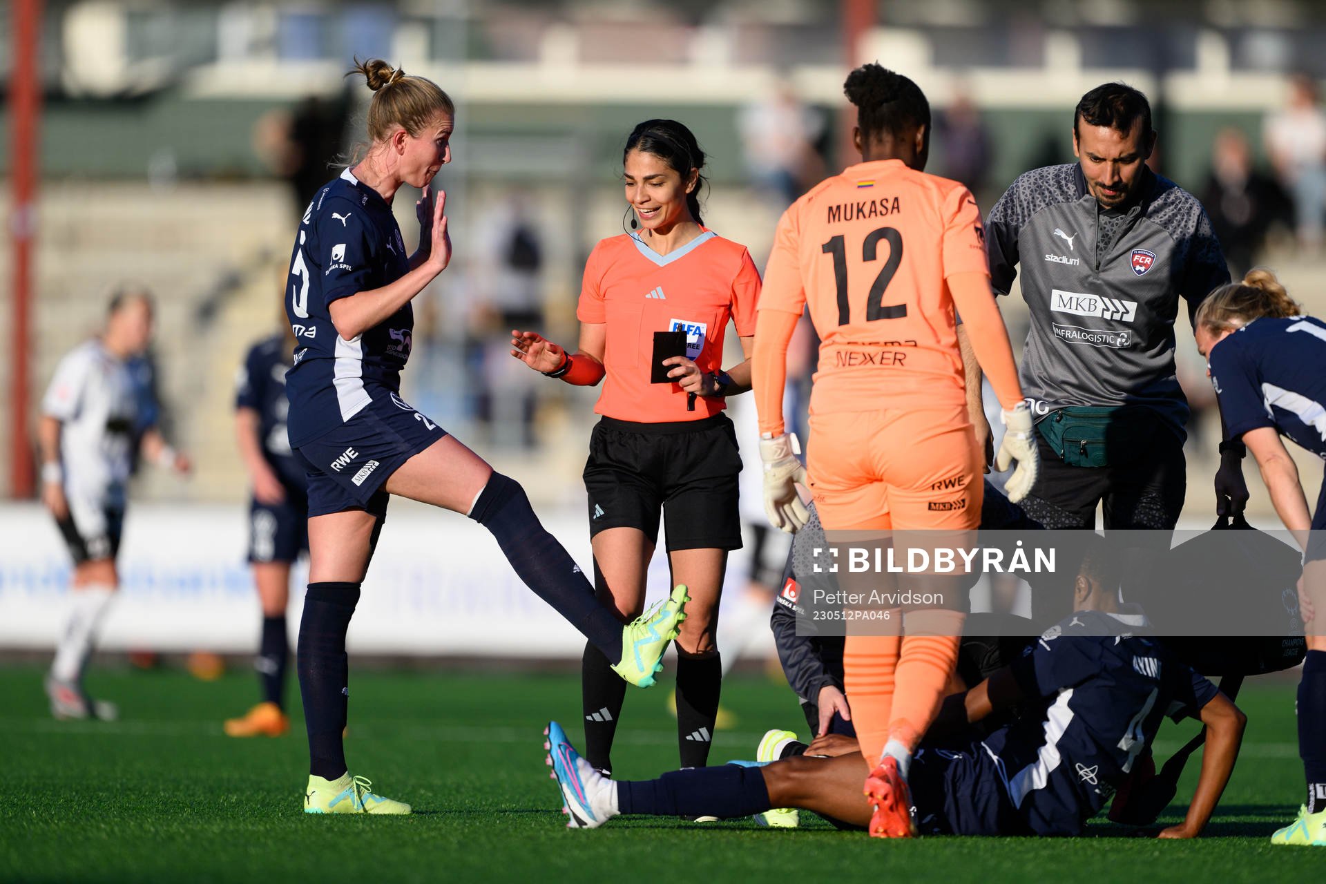 FC Rosengårds Emma Berglund pratar med domare Maral Mirzai under fotbollsmatchen i Damallsvenskan mellan FC Rosengård och Häcken den 12 maj 2023 i Malmö.
