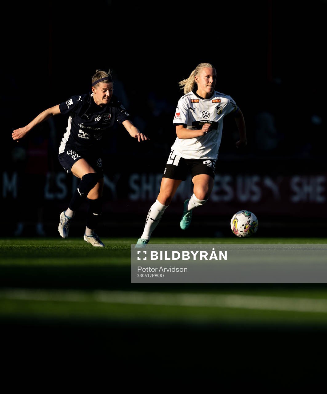 FC Rosengårds Olivia Schough och Häckens Josefine Rydbrink