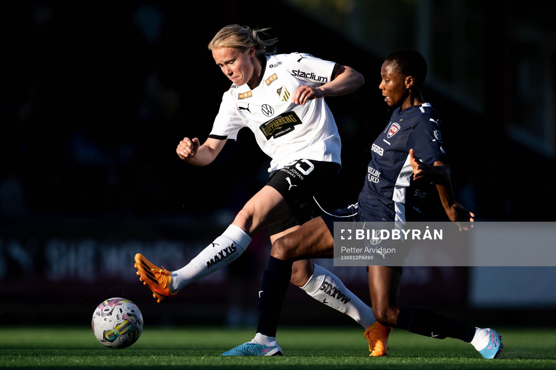 Häckens Julie Blakstad och FC Rosengårds Halimatu Ibrahim
