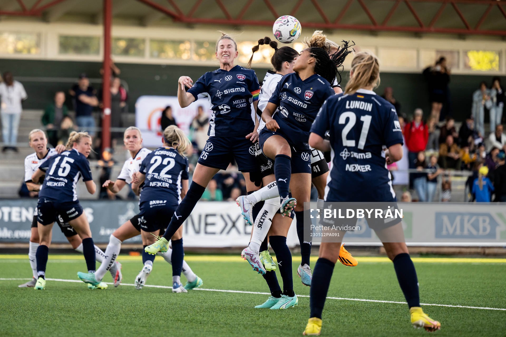FC Rosengårds Emma Berglund och Isabella Obaze
