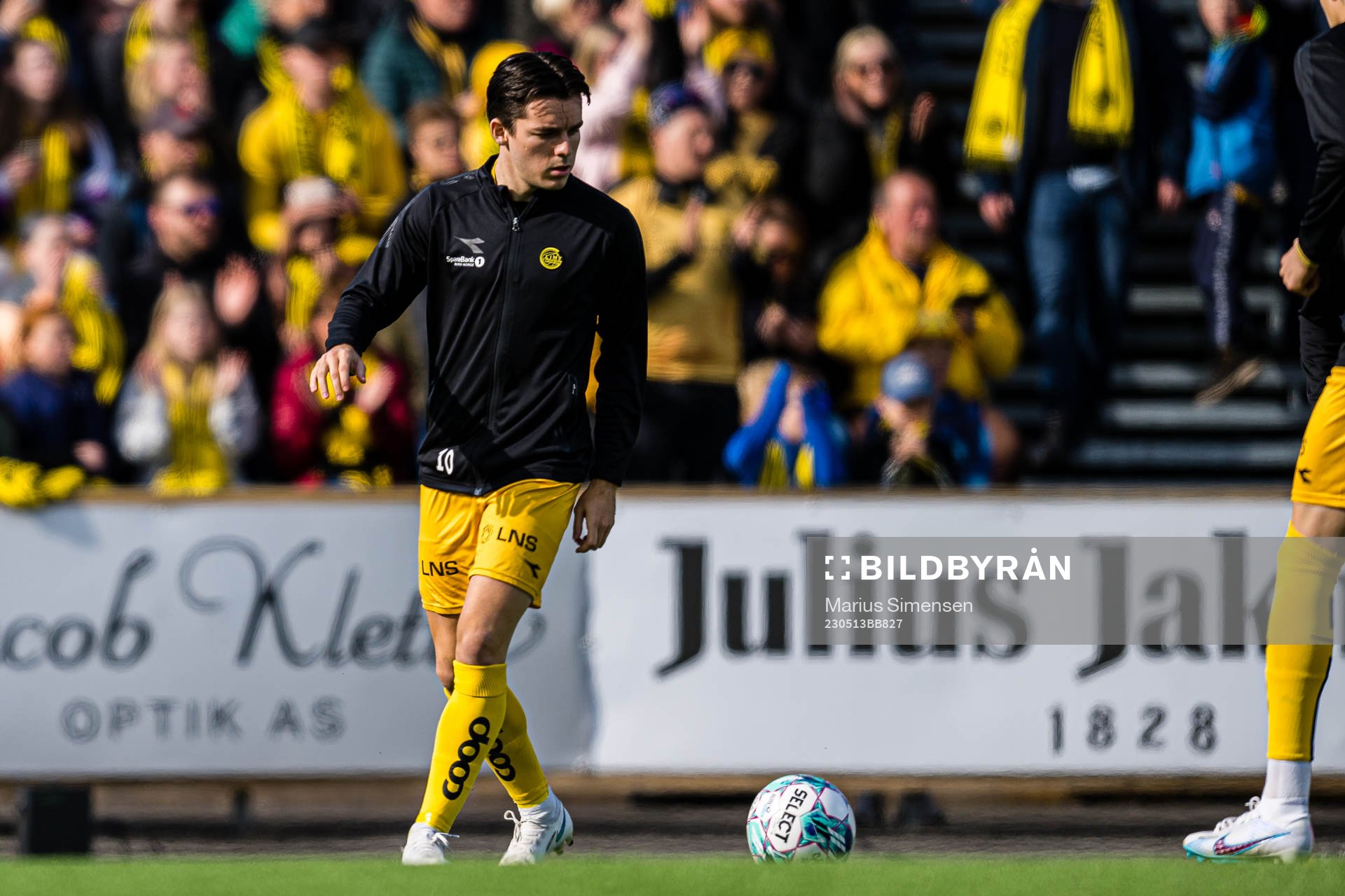 Hugo Vetlesen of Bodø/Glimt warms up