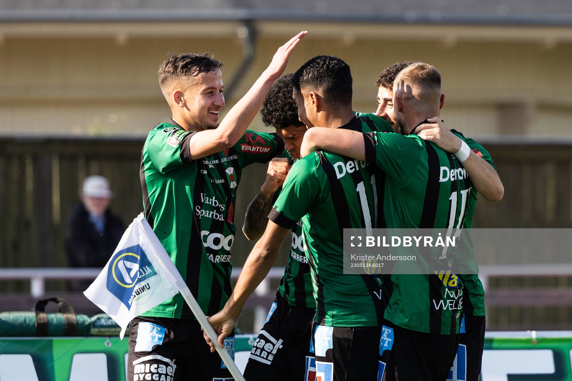 Varbergs Luke Le Roux jublar med lagkamrater