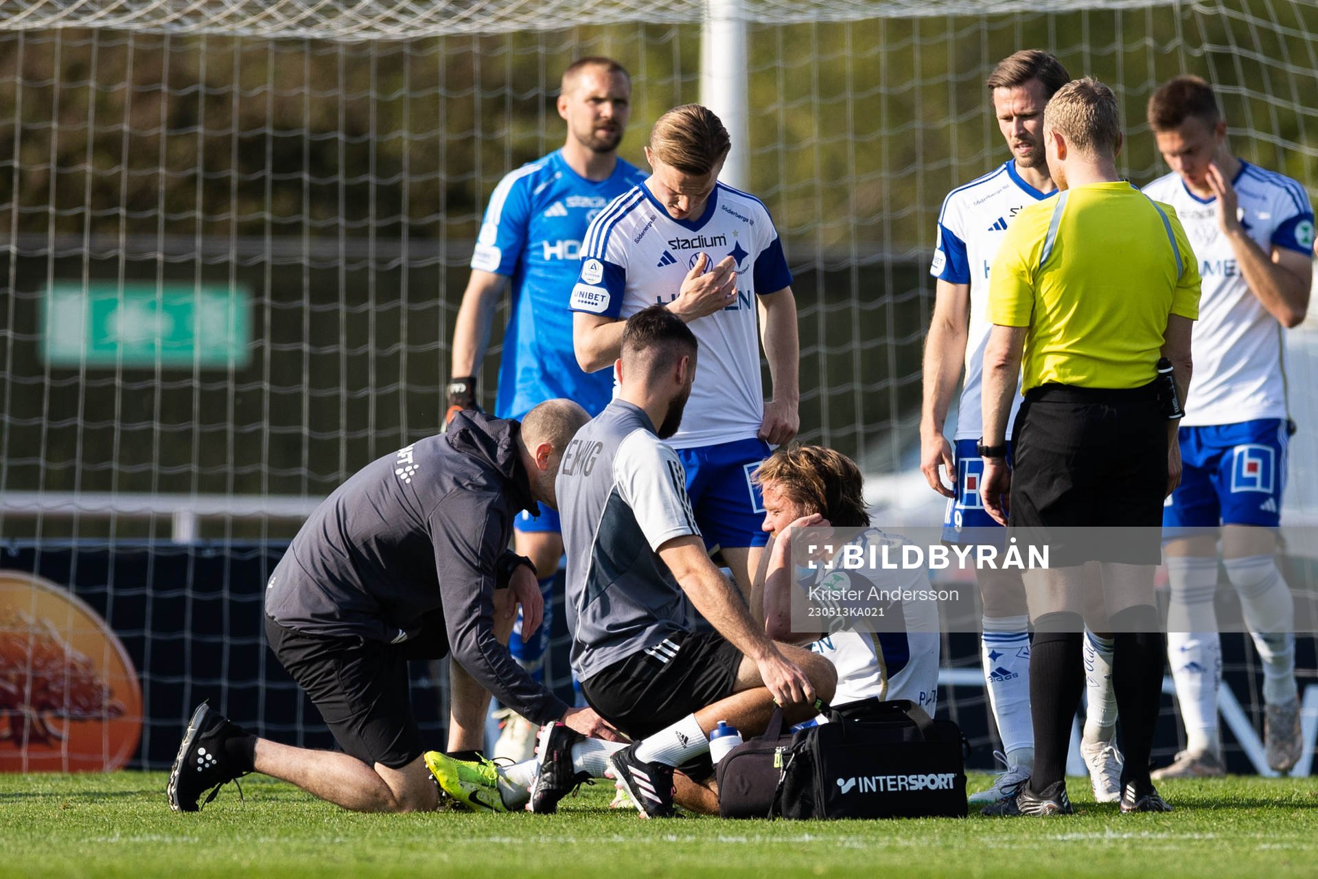 IFK Norrköpings Christoffer Nyman har ont och får vård under fotbollsmatchen i Allsvenskan mellan Varberg och IFK Norrköping den 13 maj 2023 i Varberg.