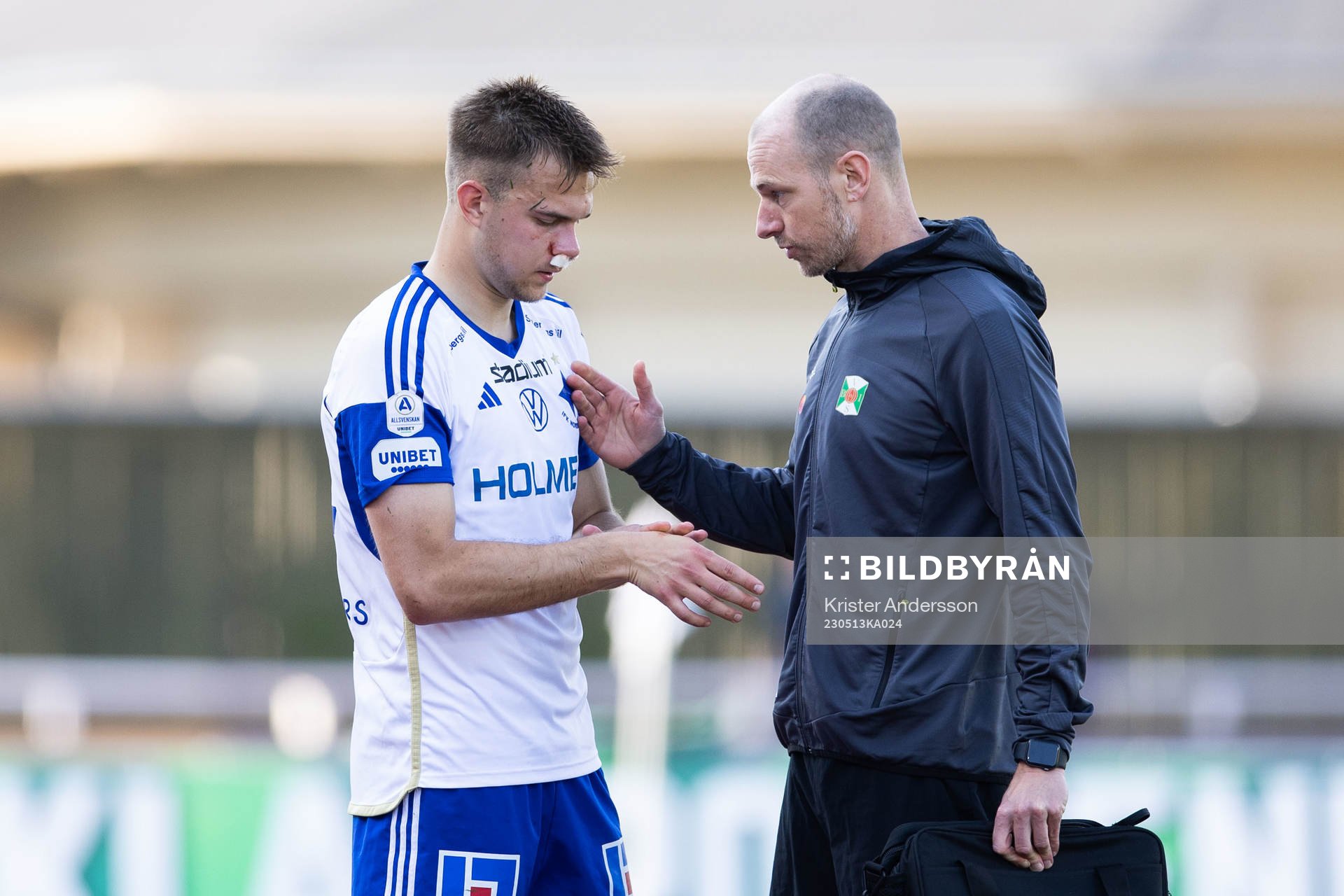 IFK Norrköpings Anton Eriksson har ont och får vård