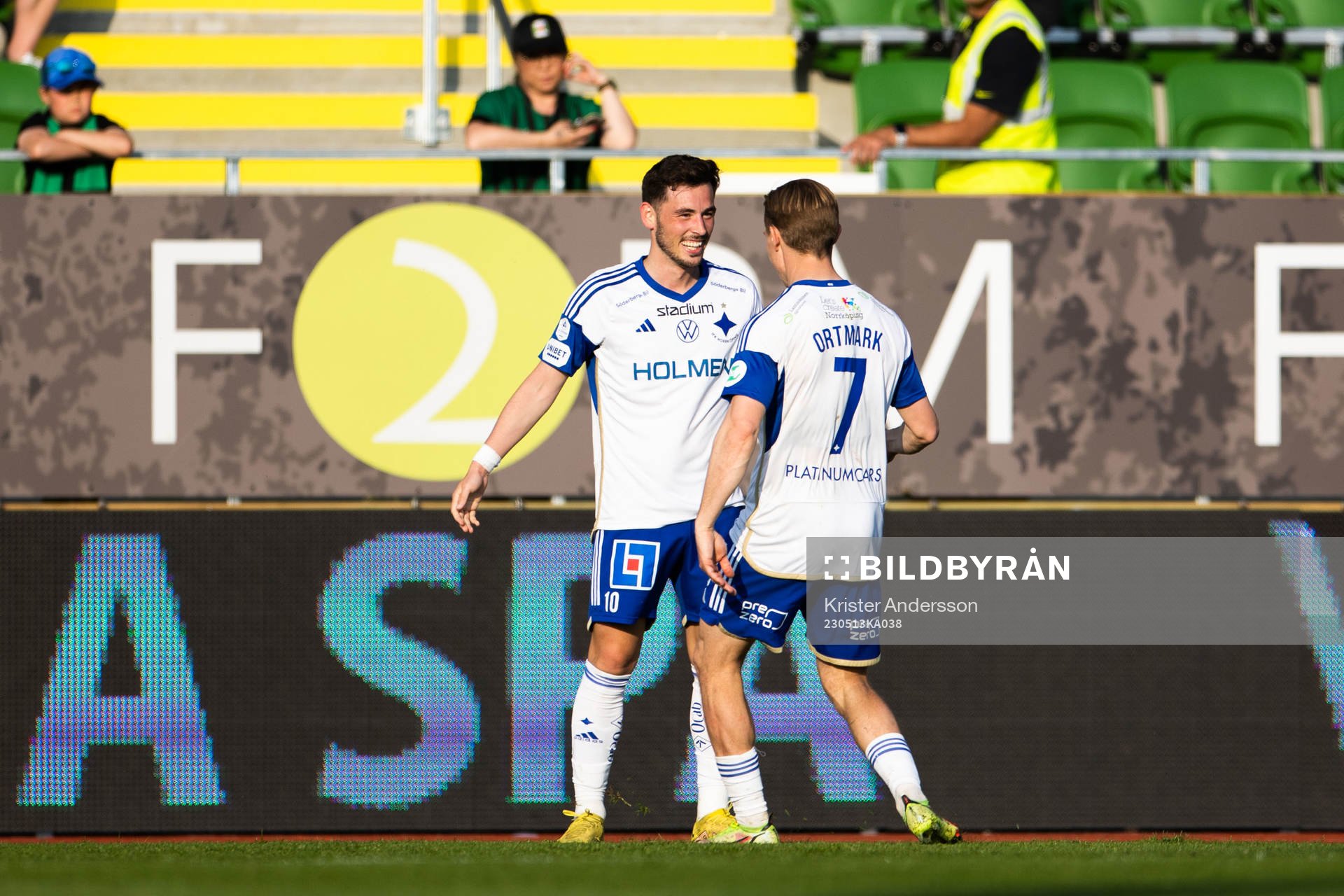 IFK Norrköpings Vito Hammershöy-Mistrati jublar med Jacob