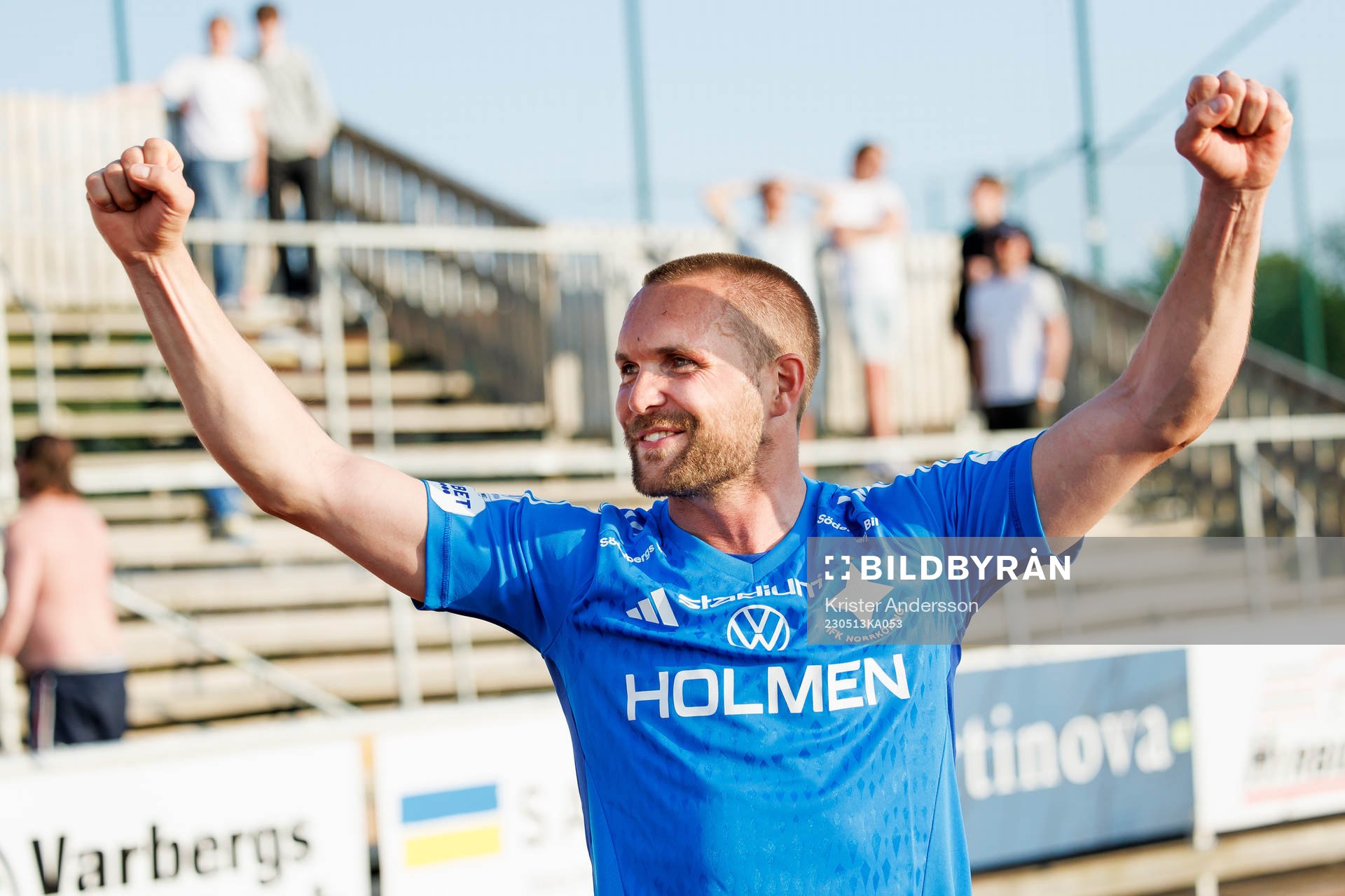 IFK Norrköpings målvakt Oscar Jansson jublar