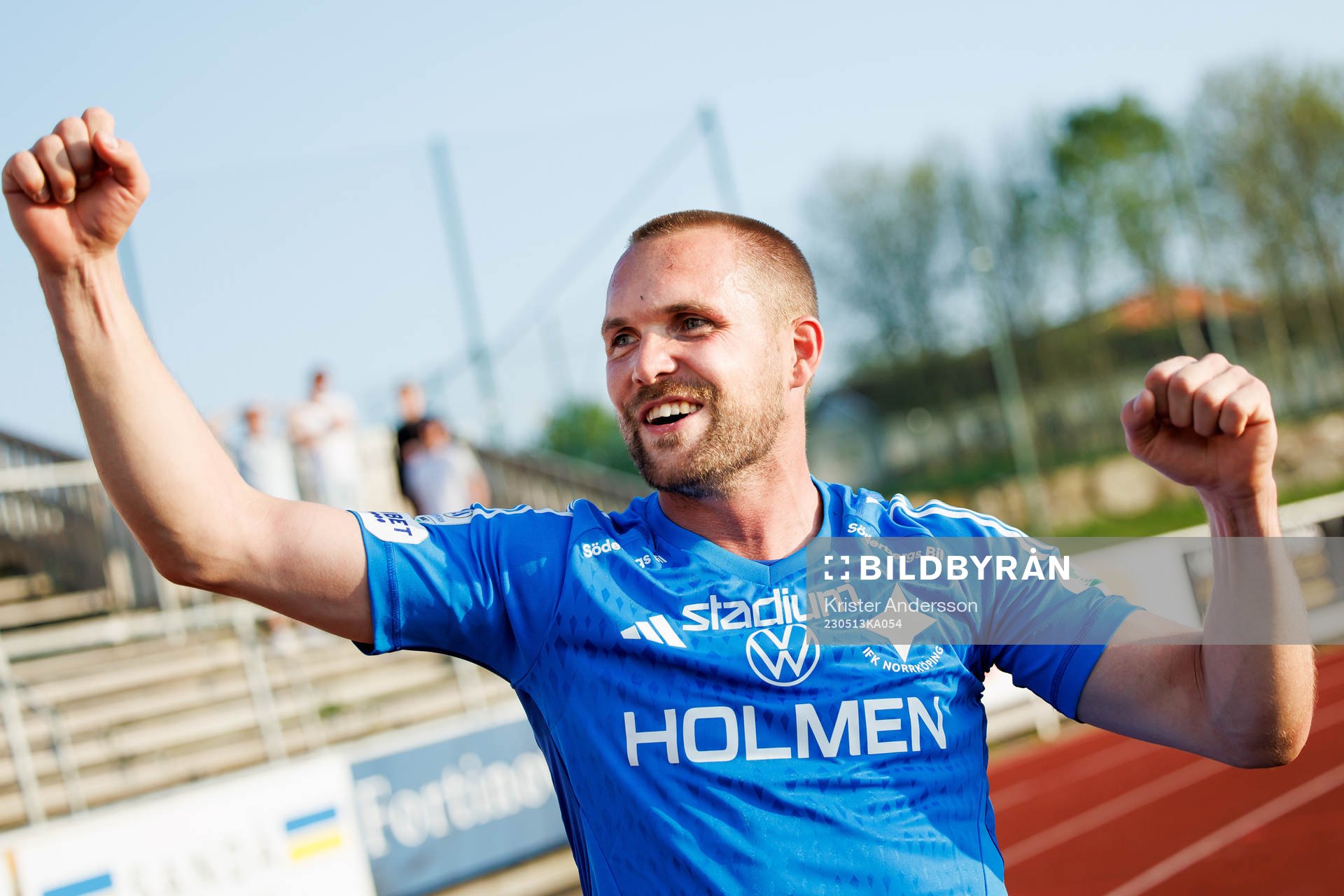 IFK Norrköpings målvakt Oscar Jansson jublar efter fotbollsmatchen i Allsvenskan mellan Varberg och IFK Norrköping den 13 maj 2023 i Varberg.
