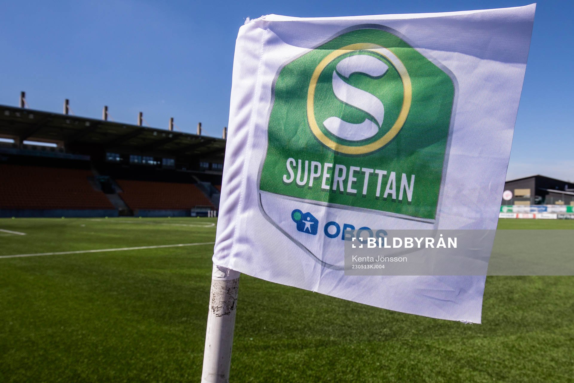 En hörnflagga med logotyp för Superettan och Obos