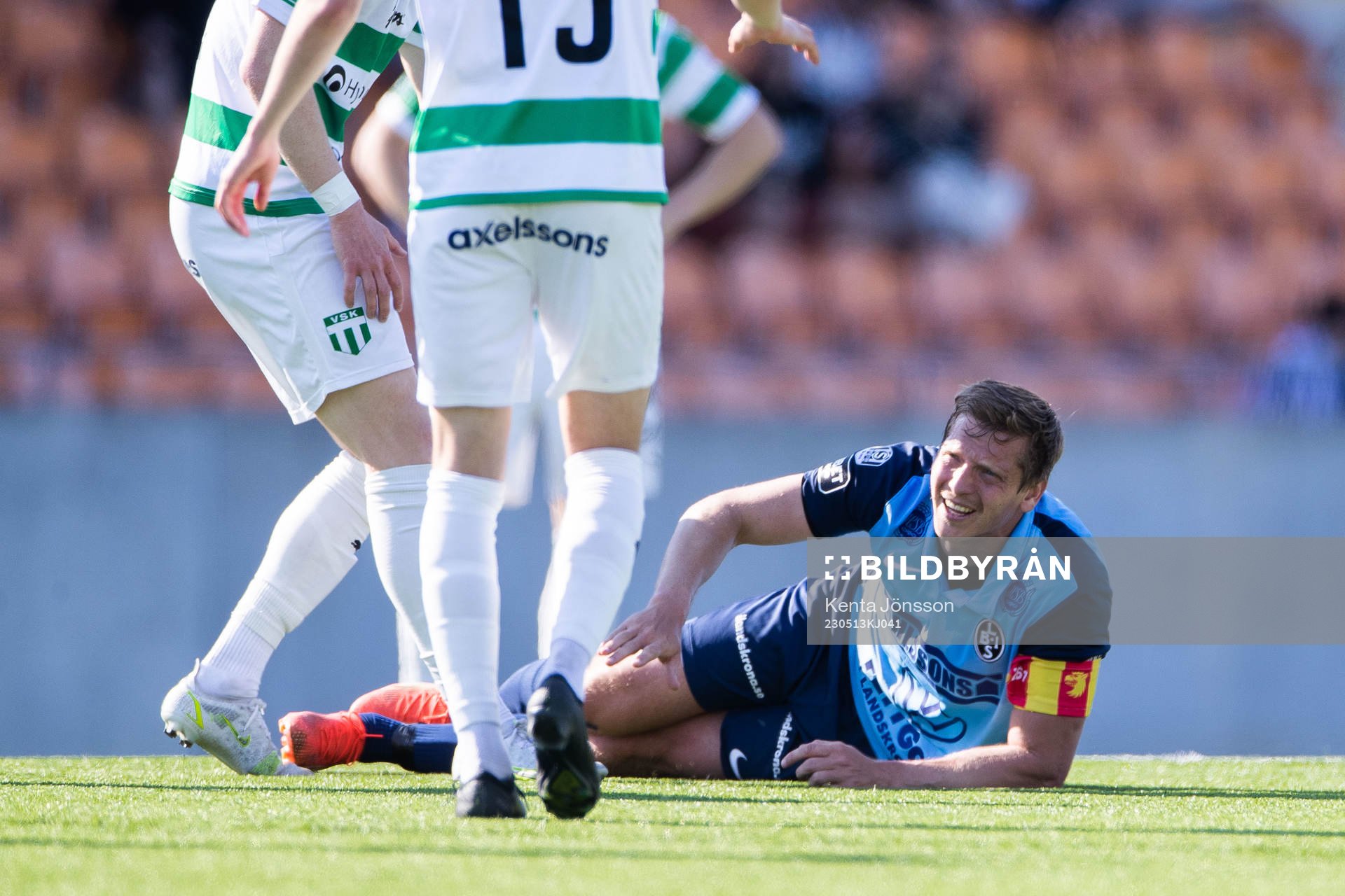Landskronas Philip Andersson har ont under fotbollsmatchen i Superettan mellan Västerås SK och Landskrona den 13 maj 2023 i Västerås. 