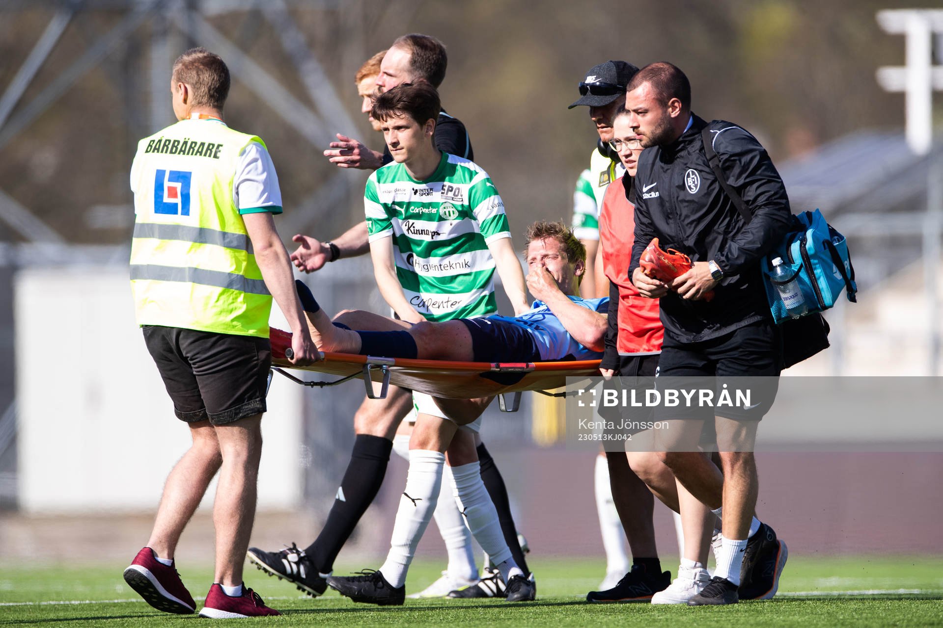 Landskronas Philip Andersson har ont bredvid Västerås SKs