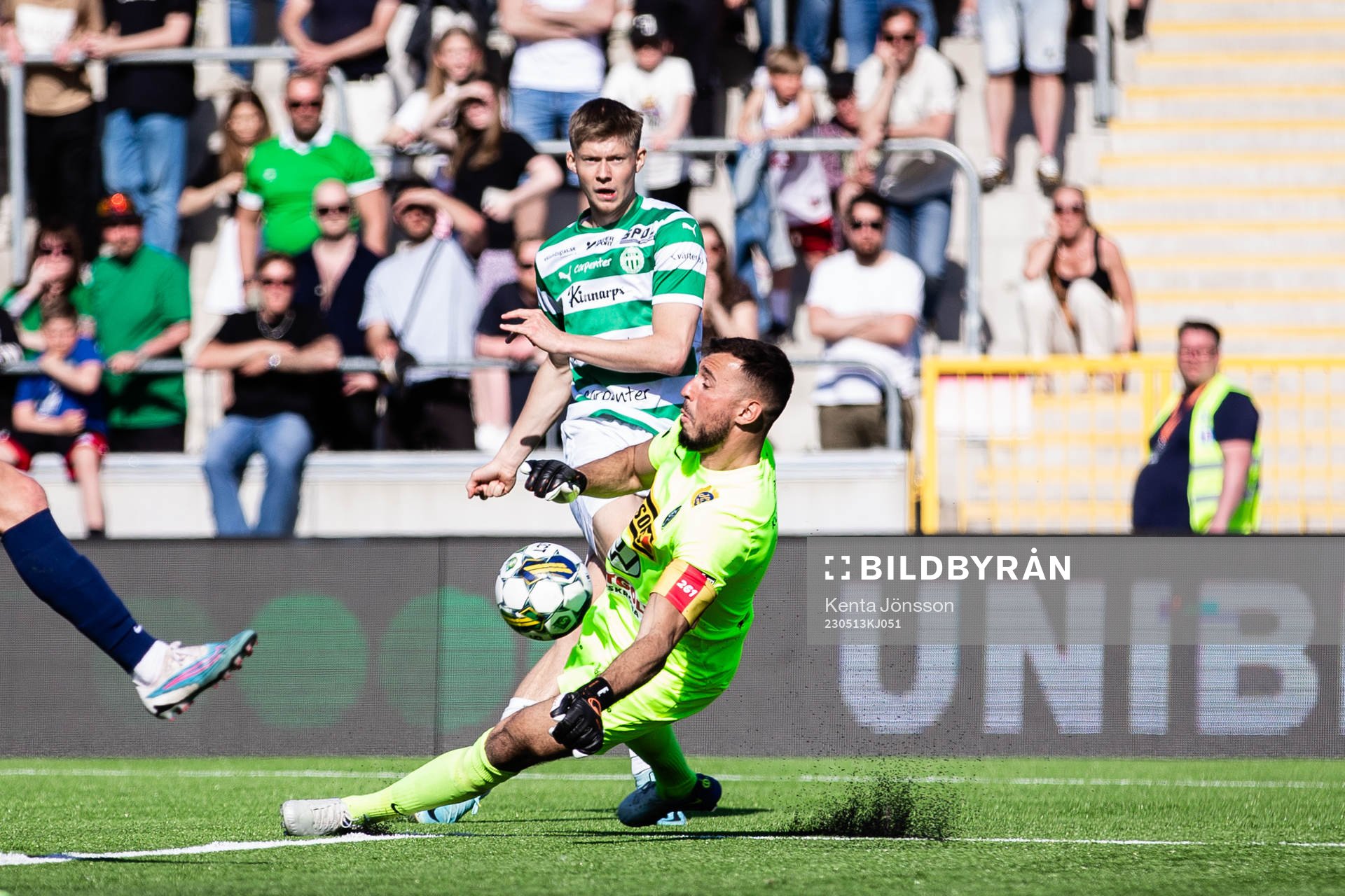 Västerås SKs Patric Åslund och Landskronas målvakt Amr
