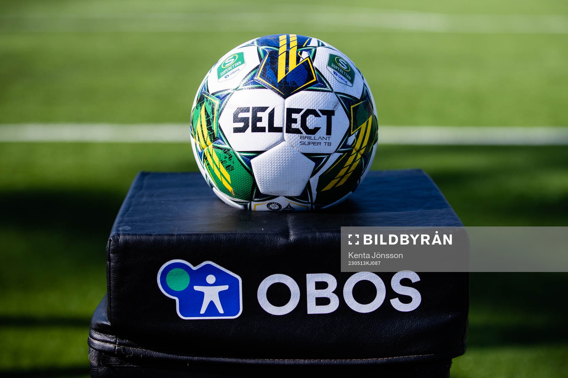 En matchboll i en bollhållare med reklam för Obos