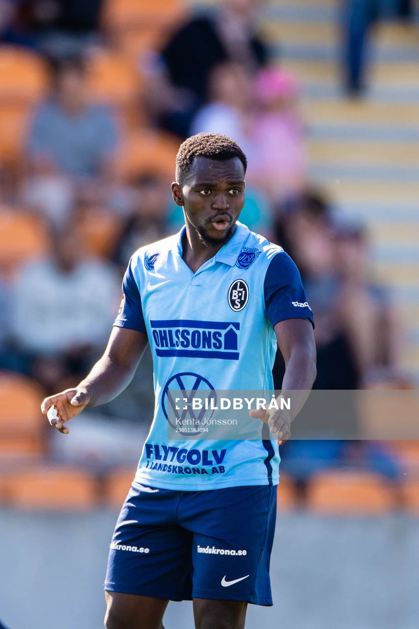 Landskronas Kofi Fosuhene Asare under fotbollsmatchen i Superettan mellan Västerås SK och Landskrona den 13 maj 2023 i Västerås. 