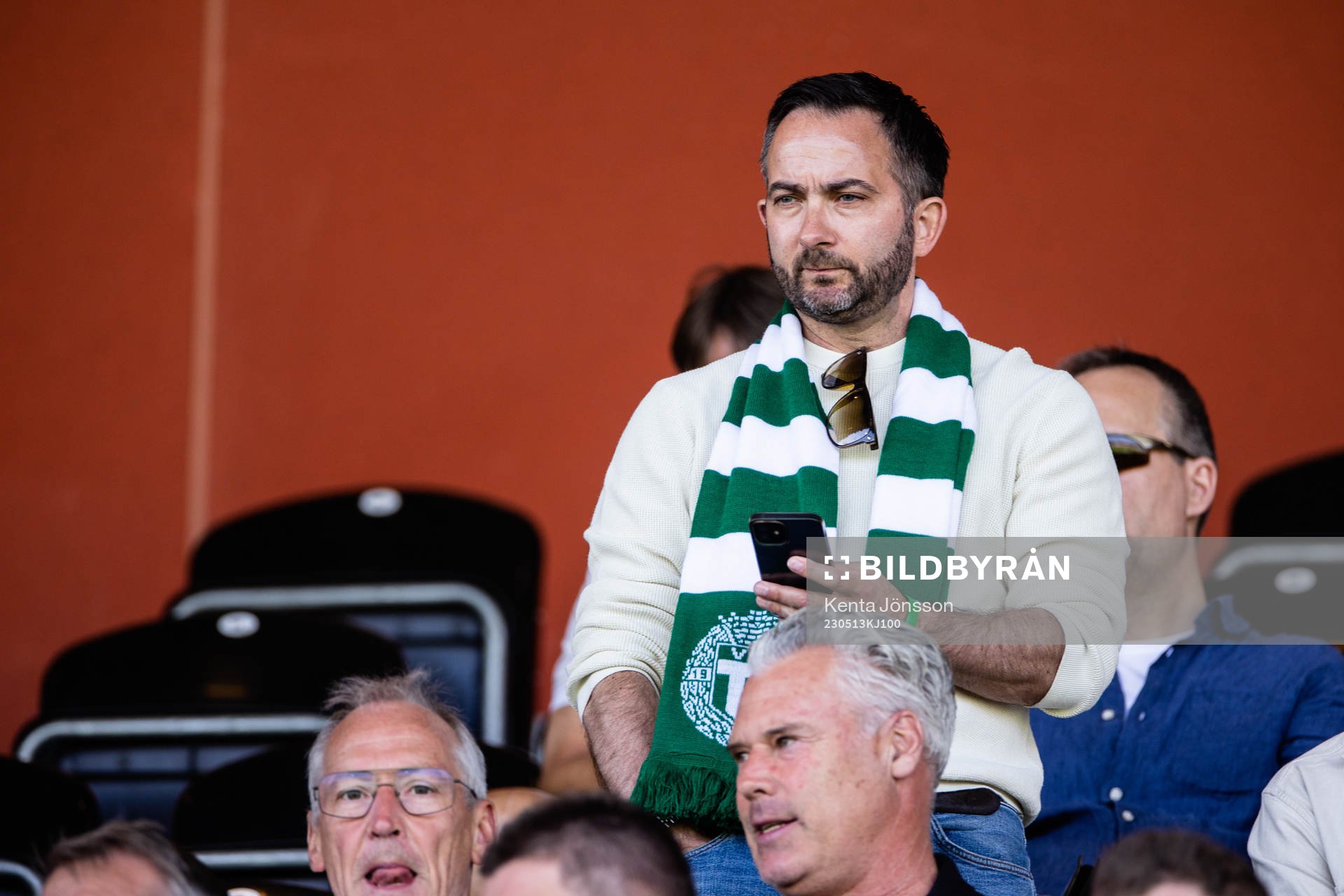 Västerås SK Bandys klubbchef Michael Campese på läktaren
