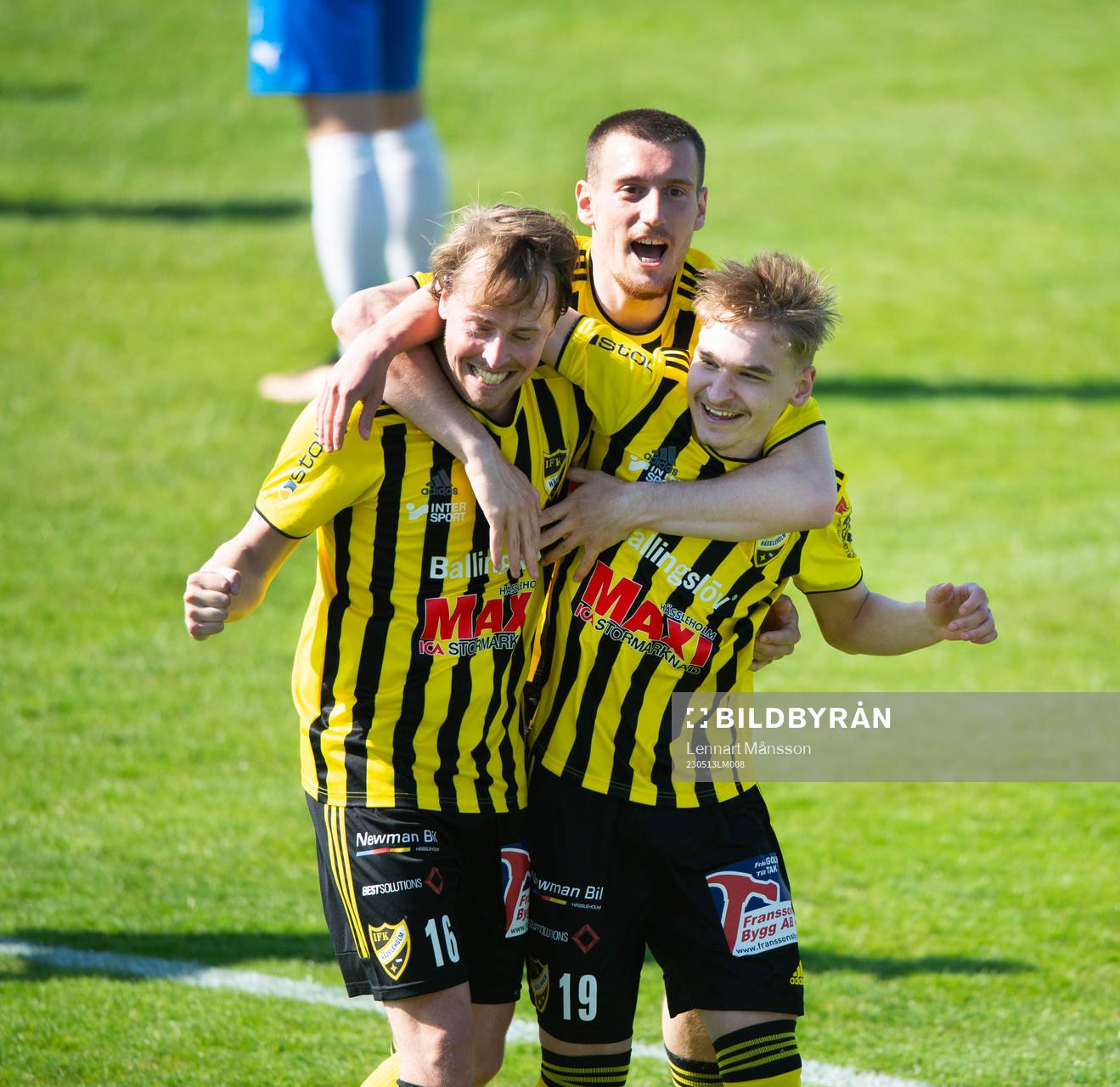 IFK Hässleholms Amir Ramanovski har gjort 2-0 och grattas