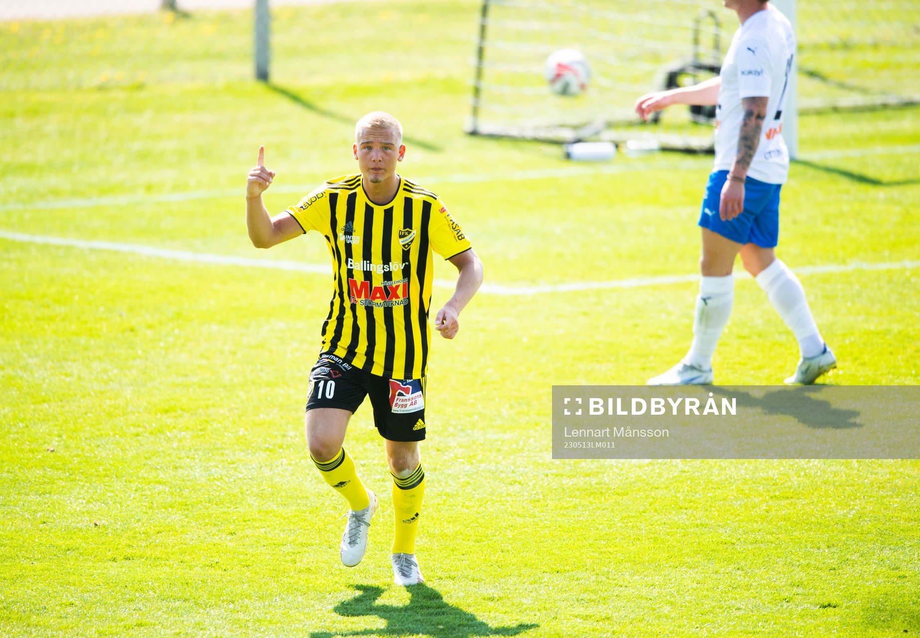 Det pekar uppåt för IFK Hässleholms Olle Kjellman Olblad har gjort 1-0 i matchen i division 2 mellan IFK Hässleholm och IFK Berga i Hässleholm 13 maj 2023.