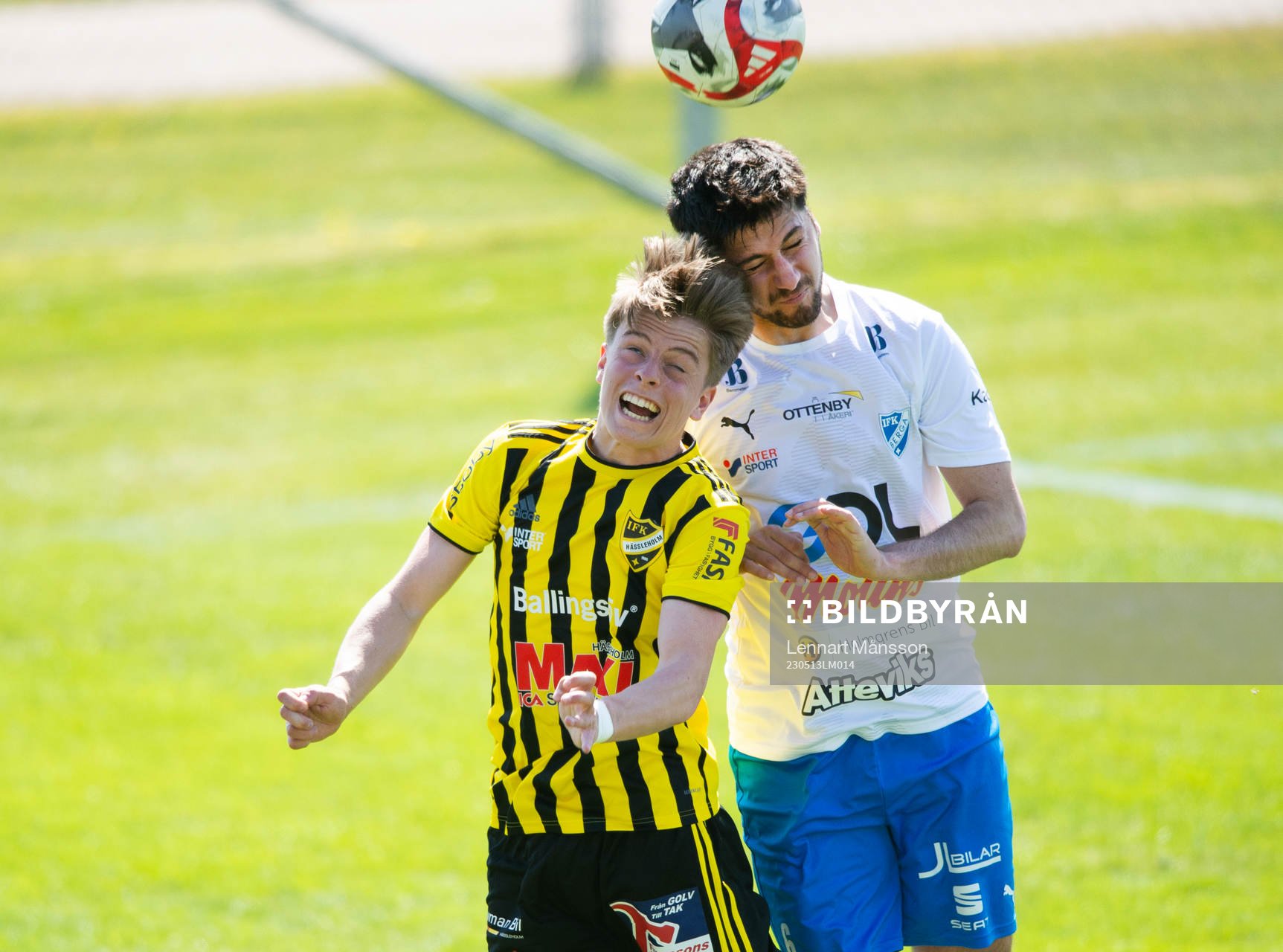 IFK Hässleholms Jussi Tikkanen nickduellerar i matchen i